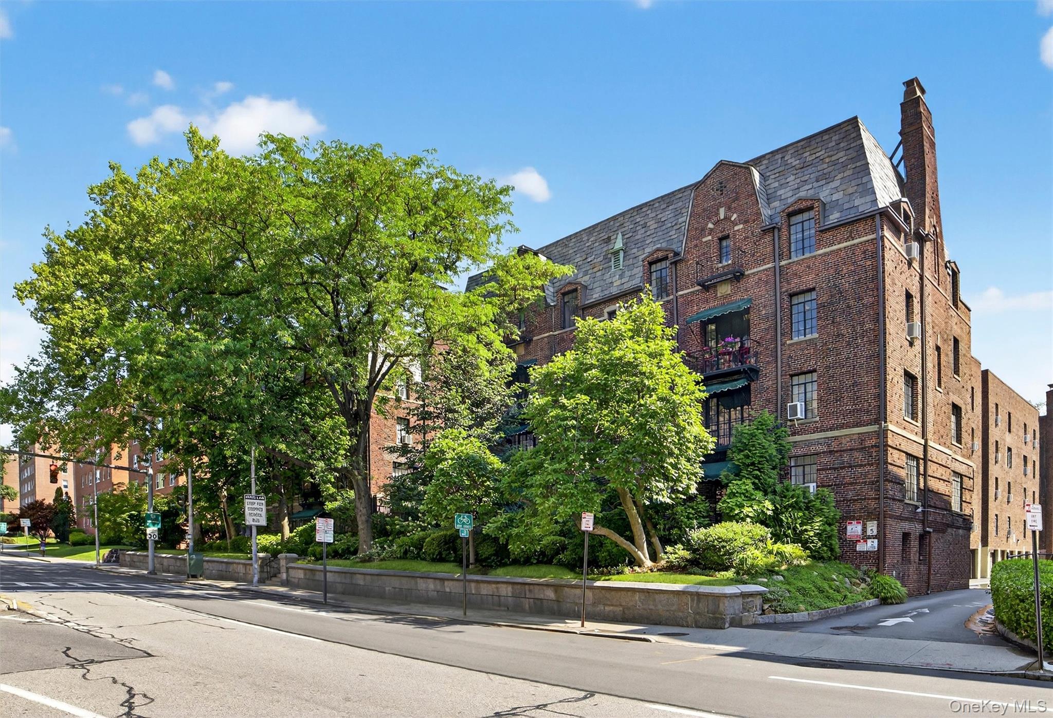20 N Broadway A304 Property Photo 2