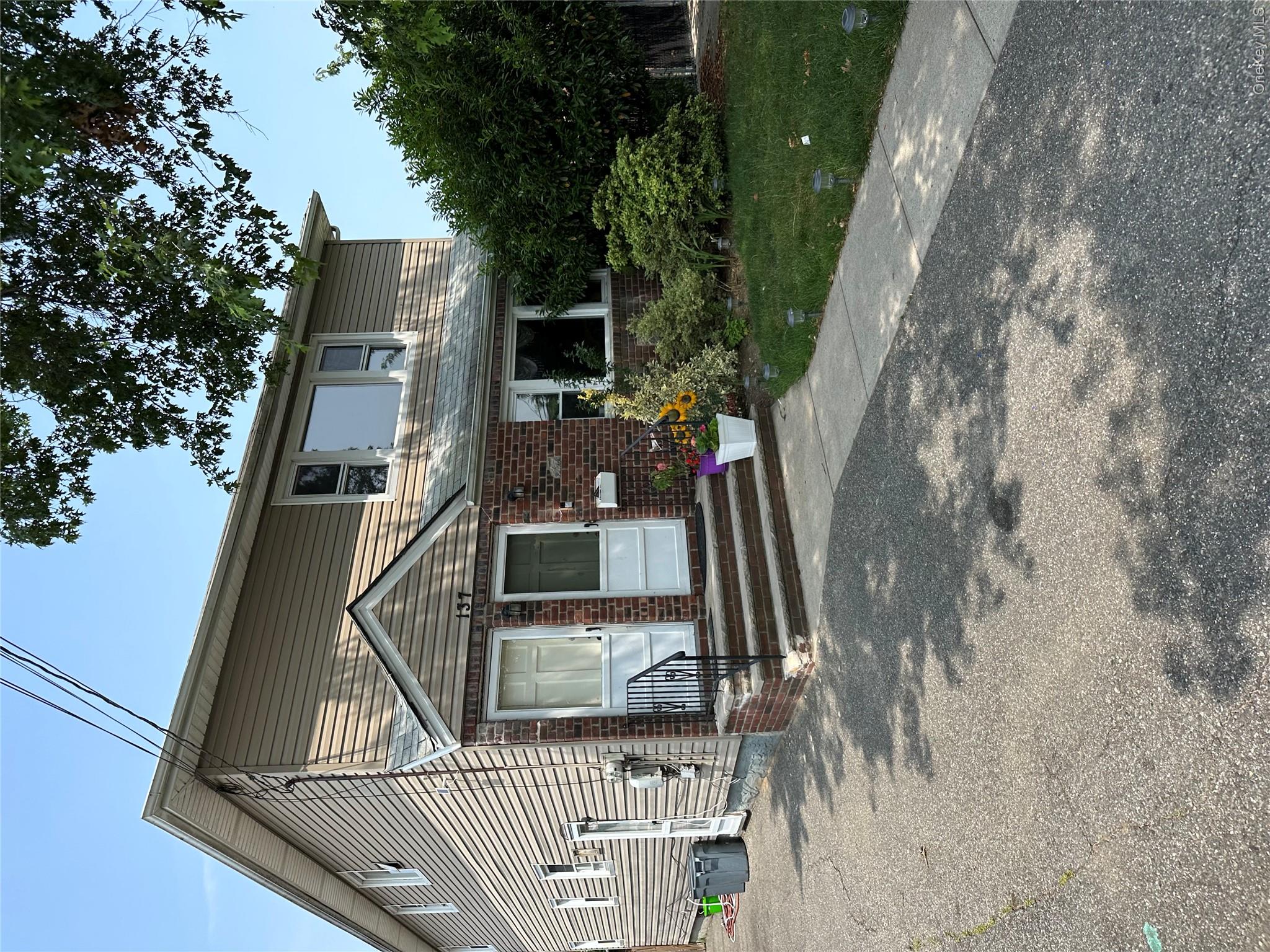 137 Nassau Boulevard Property Photo 1