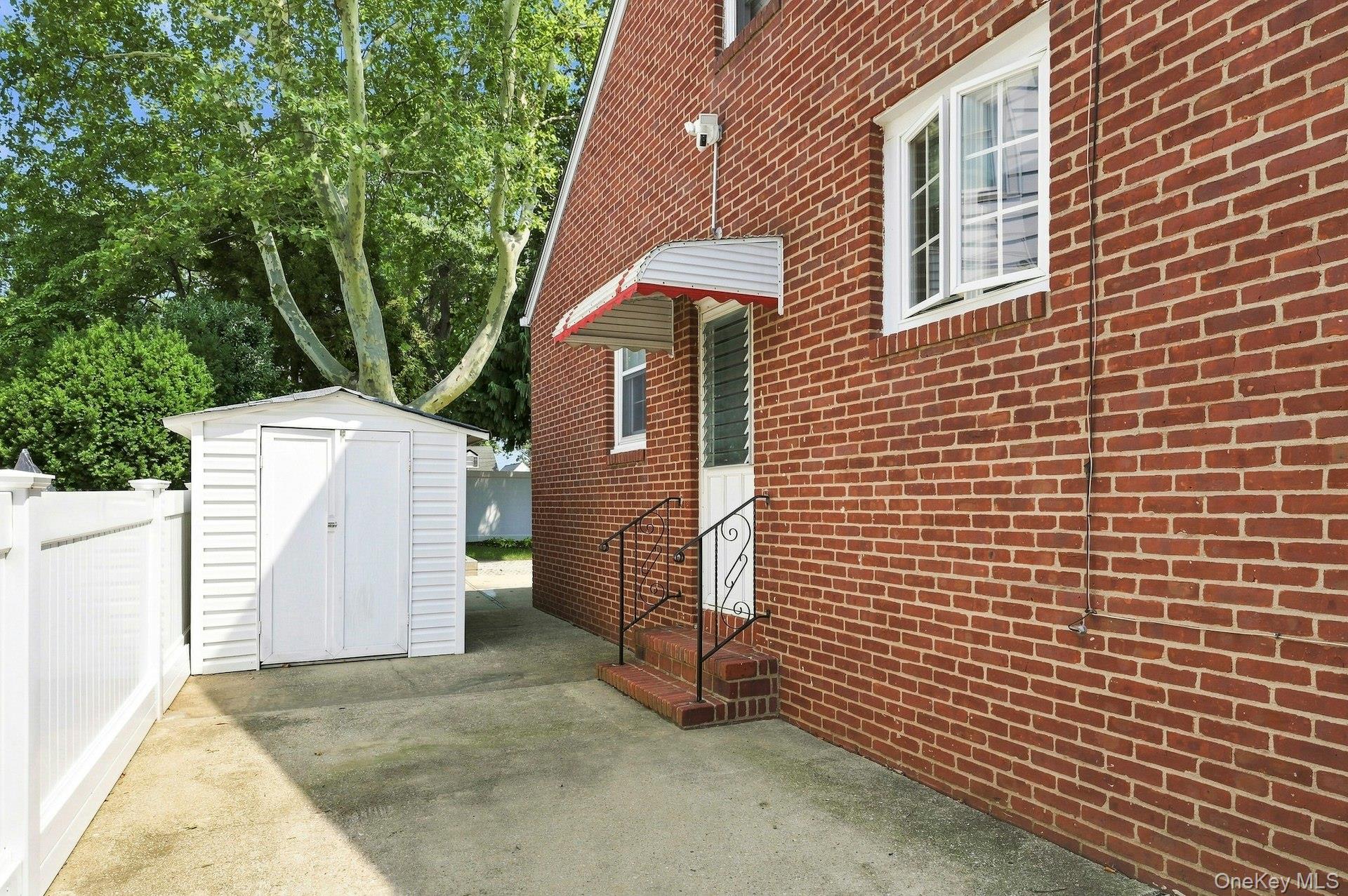 201 E Chester Street Property Photo 3