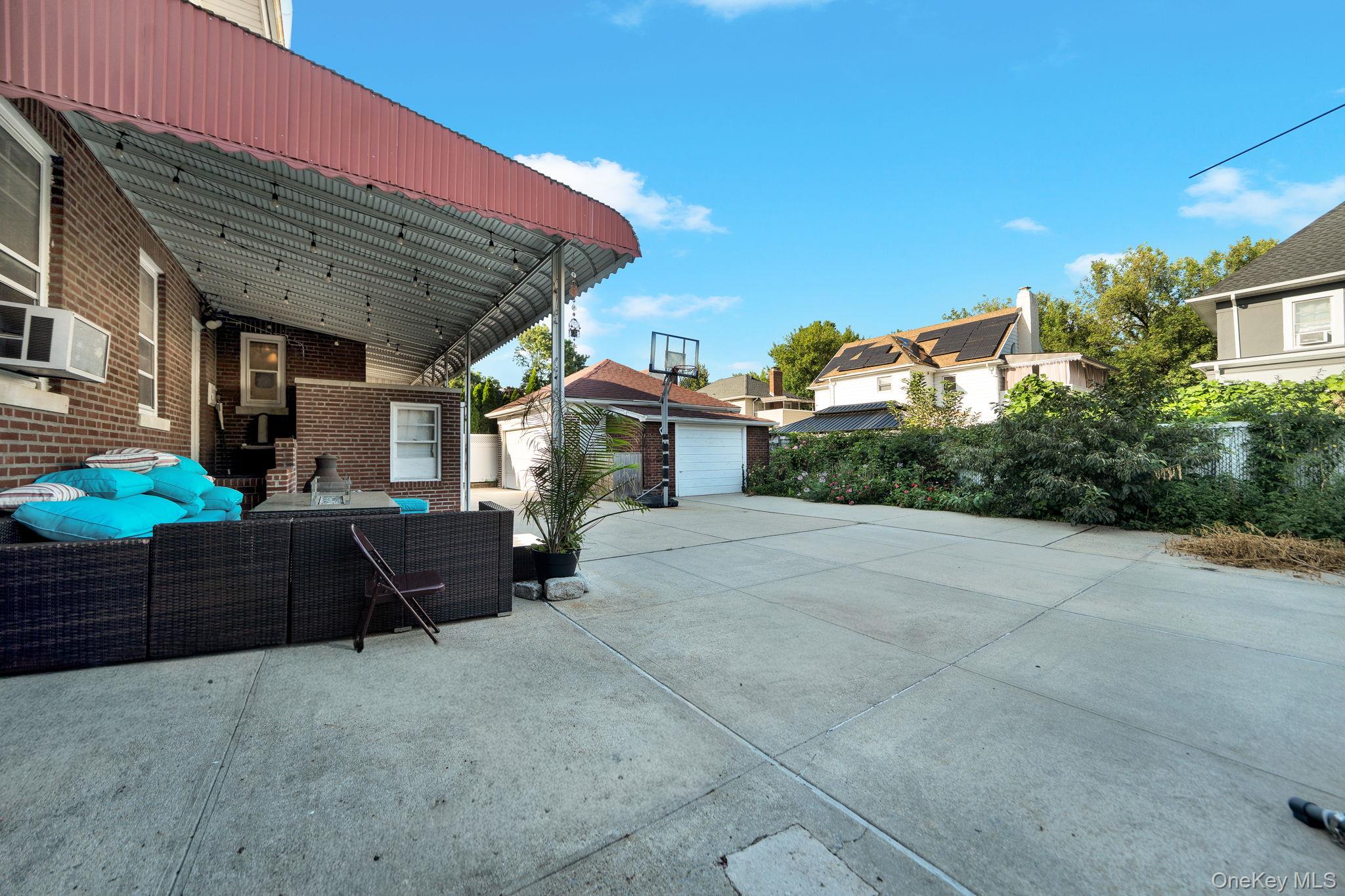 8833 195th Street Property Photo 4