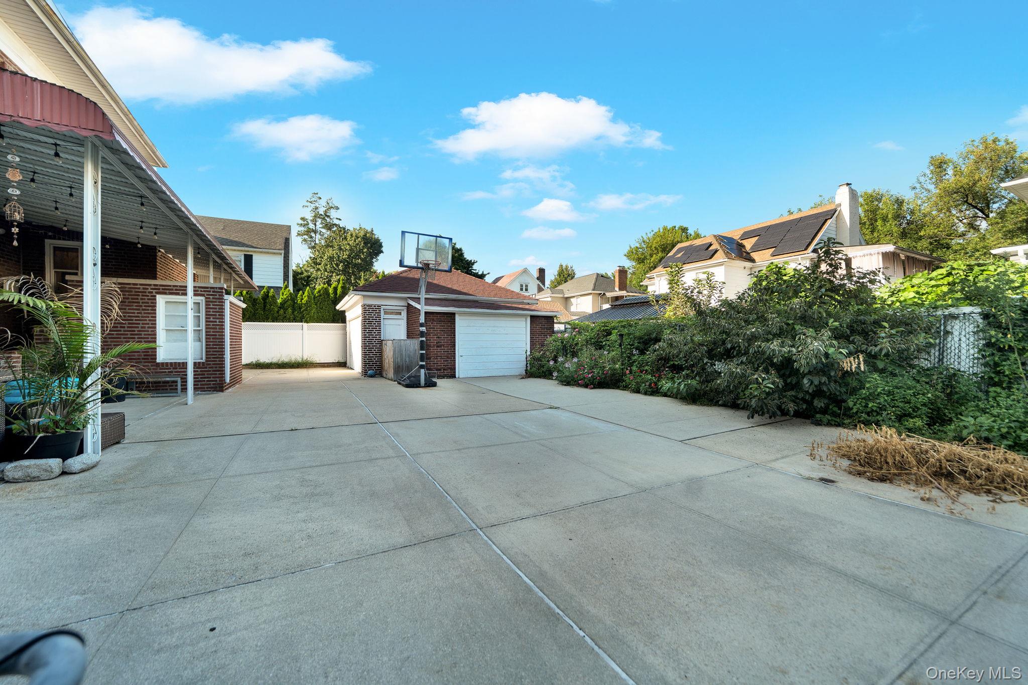 8833 195th Street Property Photo 5