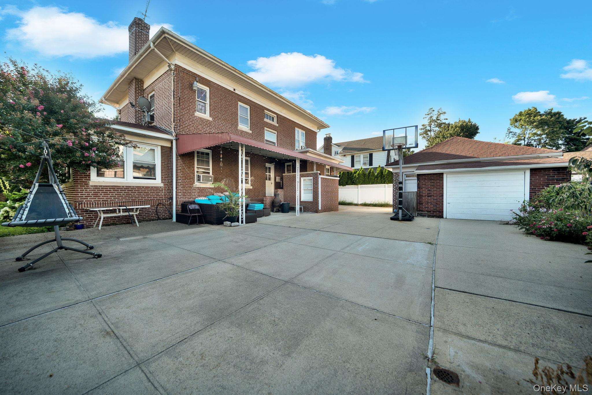 8833 195th Street Property Photo 6