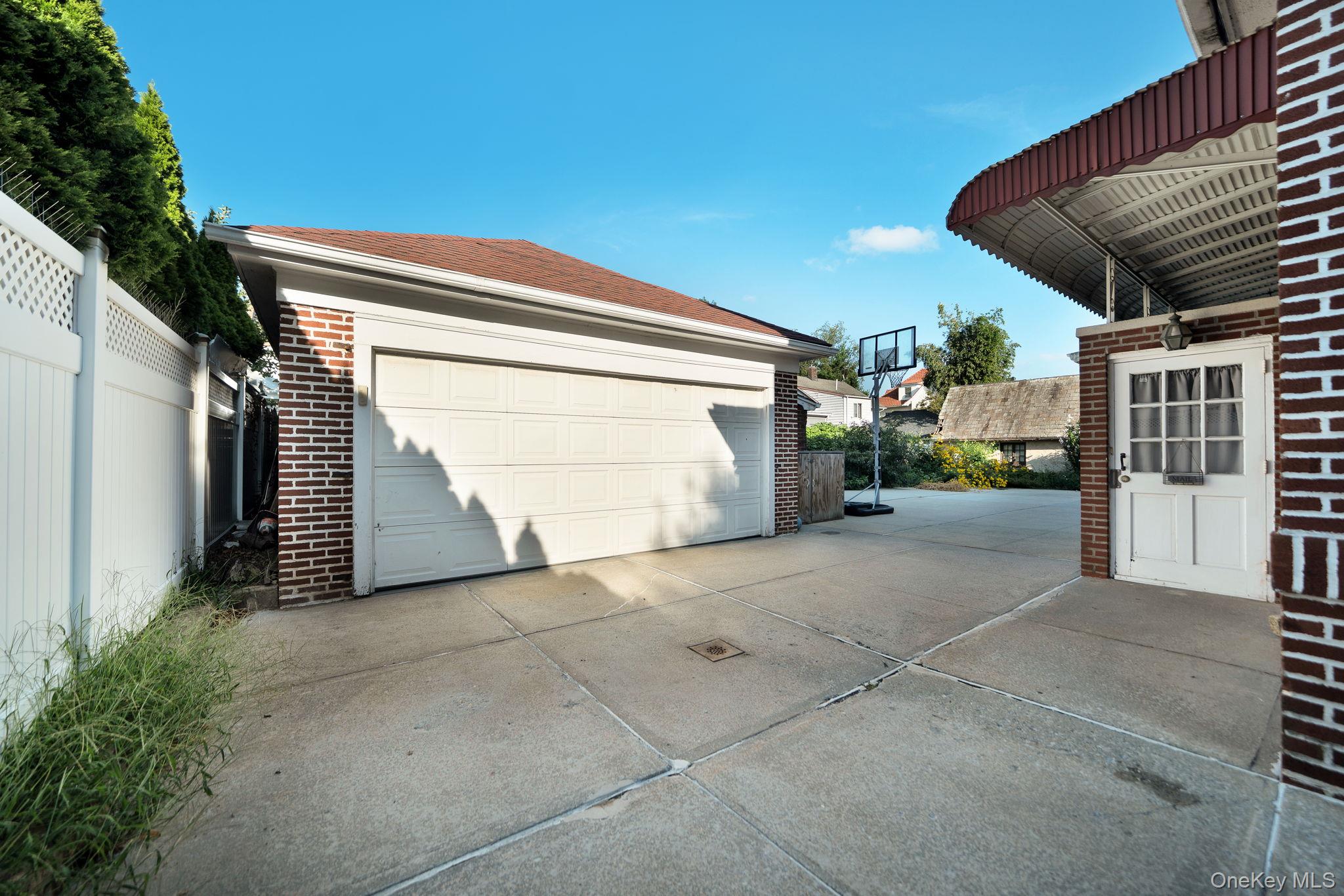 8833 195th Street Property Photo 7
