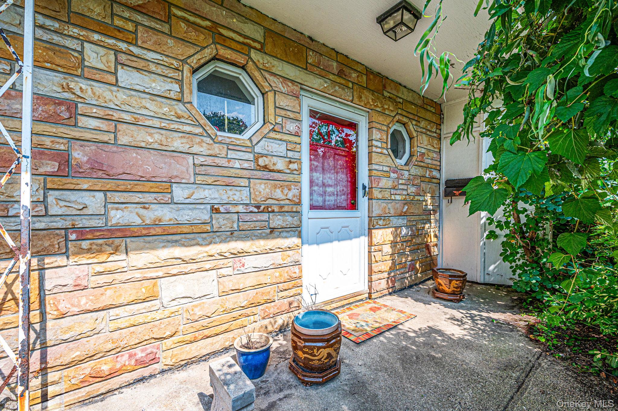 893 Gardiner Drive Property Photo 4