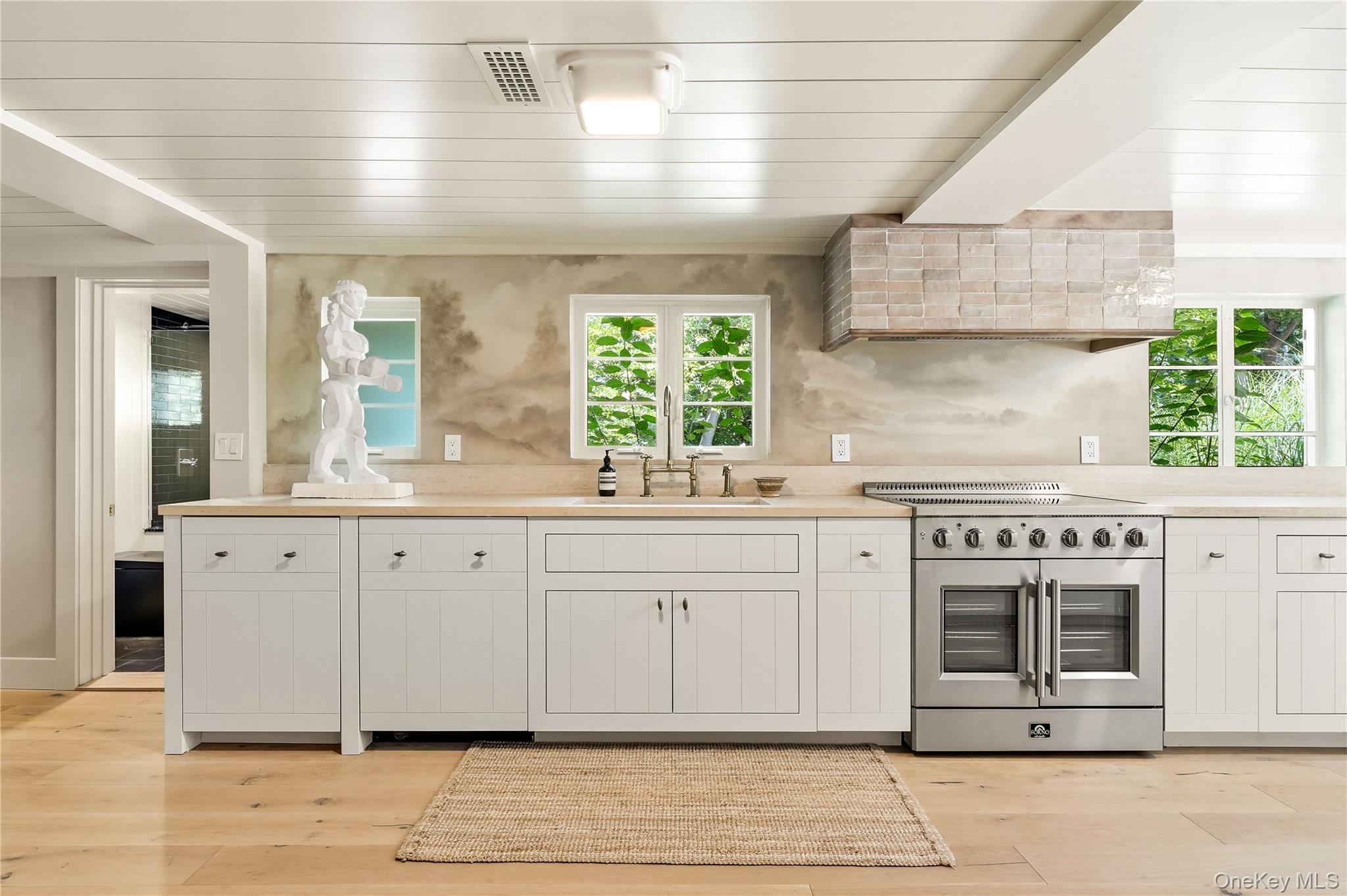 1040318 Property Photo 6
