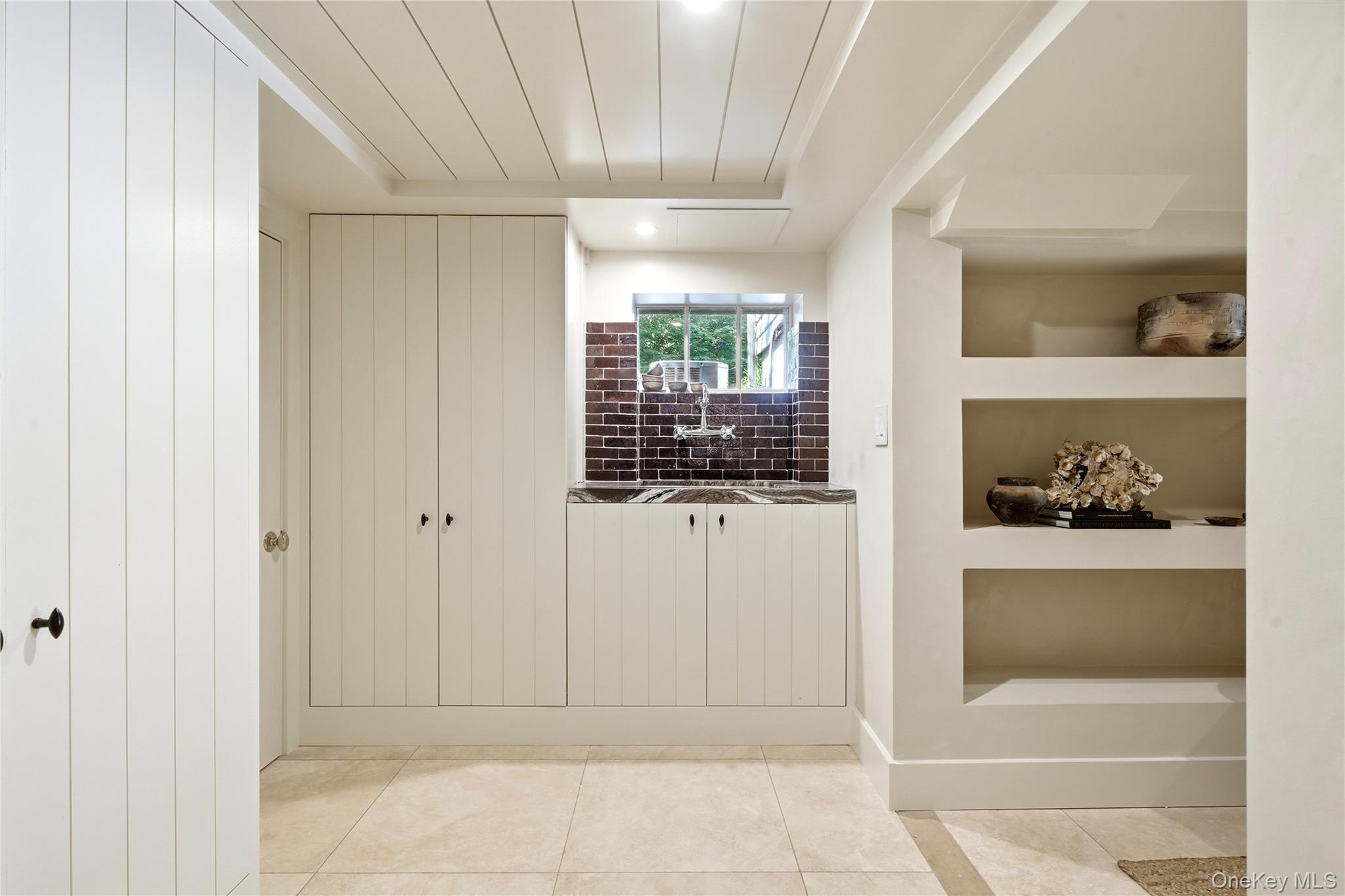1040318 Property Photo 9