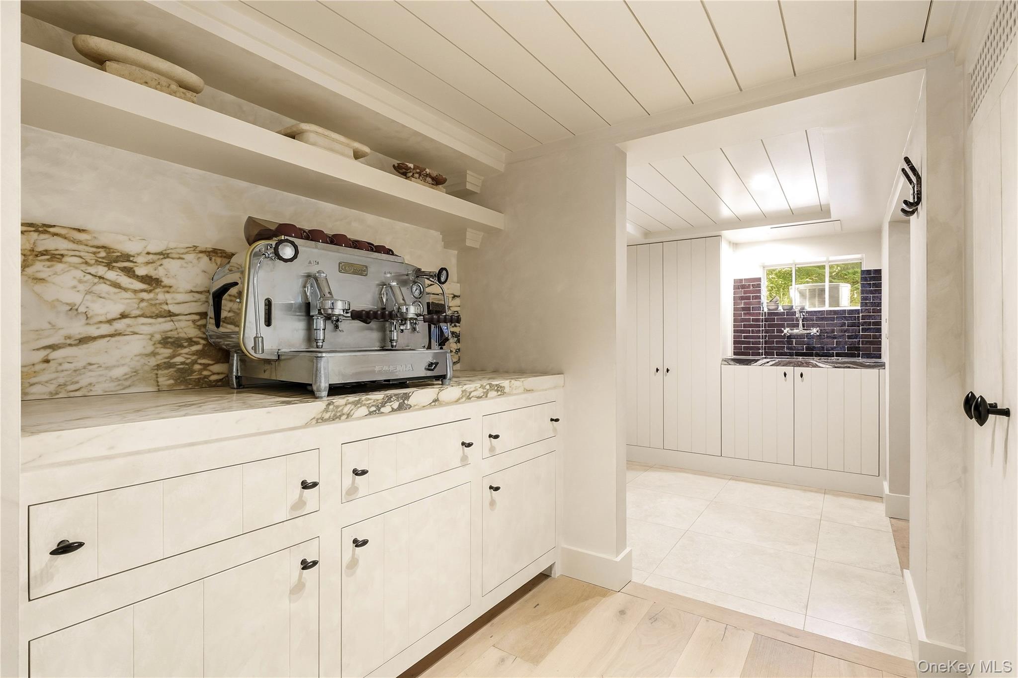1040318 Property Photo 10