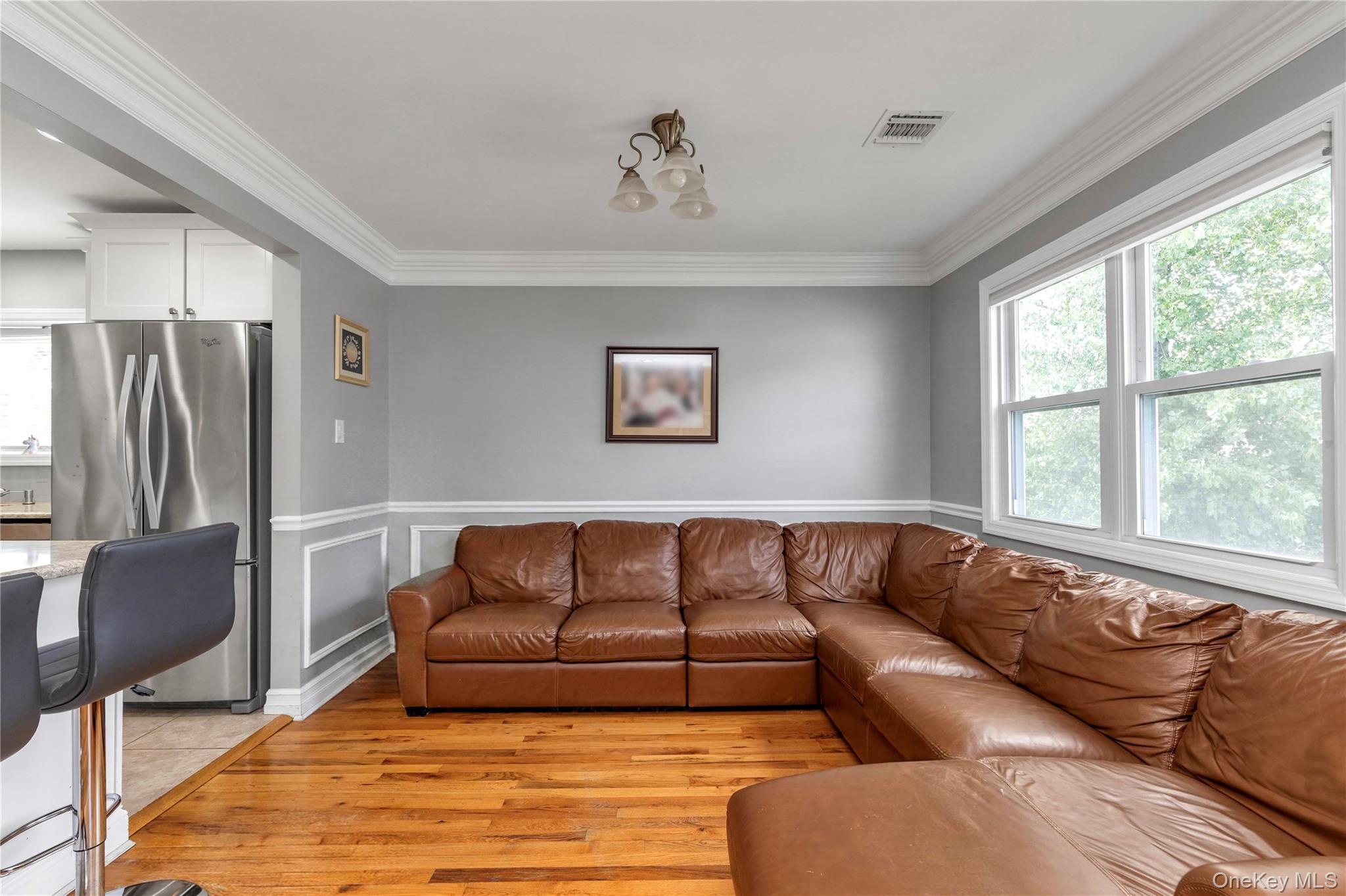 647 Jarvis Avenue Property Photo 6