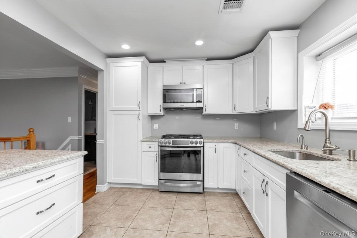 647 Jarvis Avenue Property Photo 10