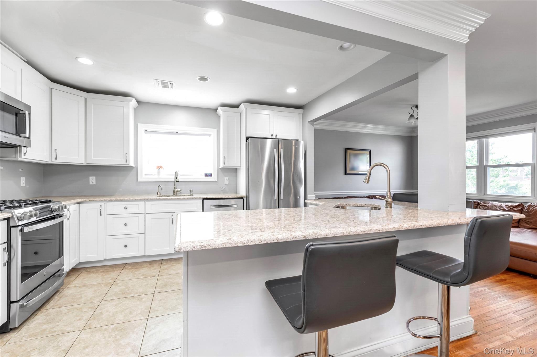 647 Jarvis Avenue Property Photo 11