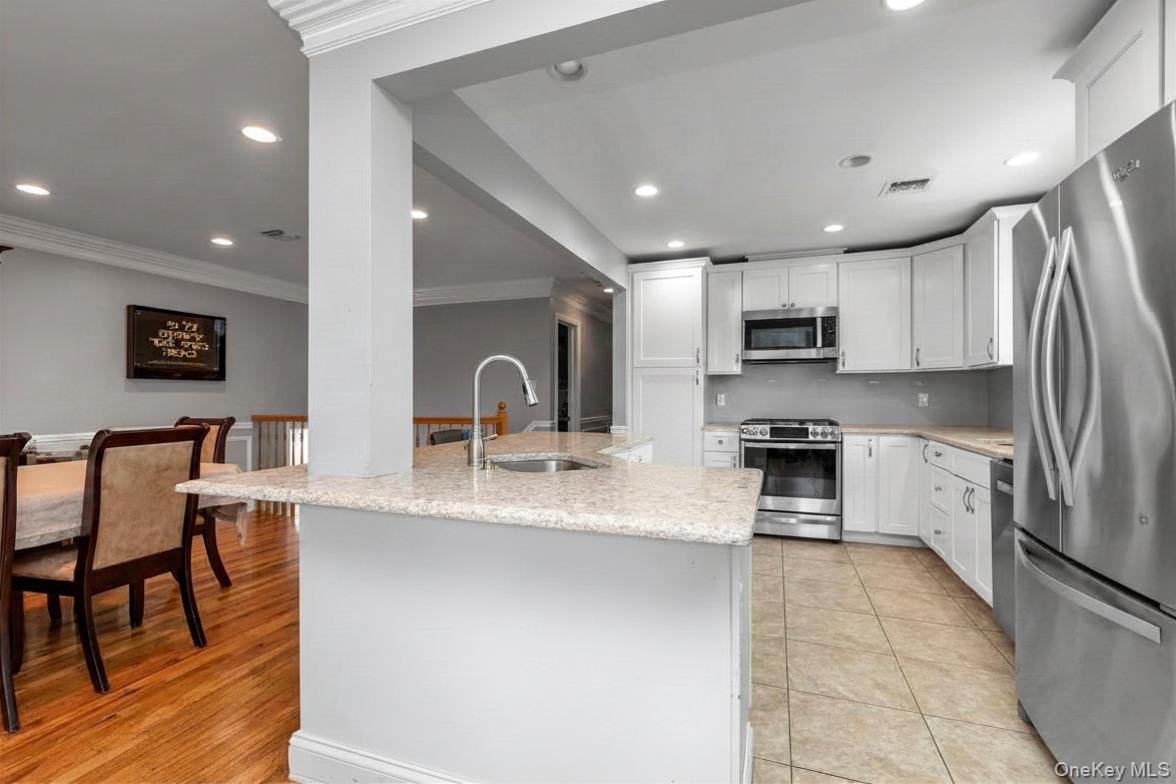 647 Jarvis Avenue Property Photo 12