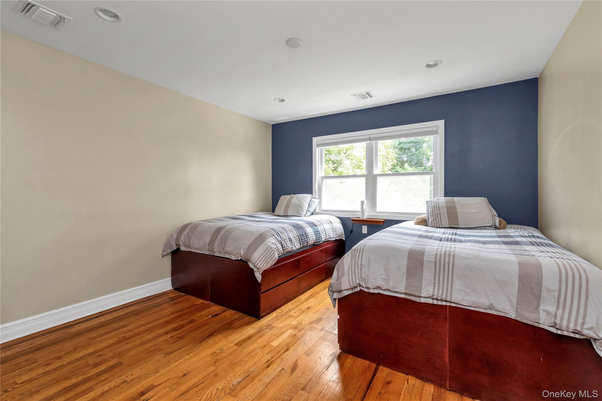 647 Jarvis Avenue Property Photo 13
