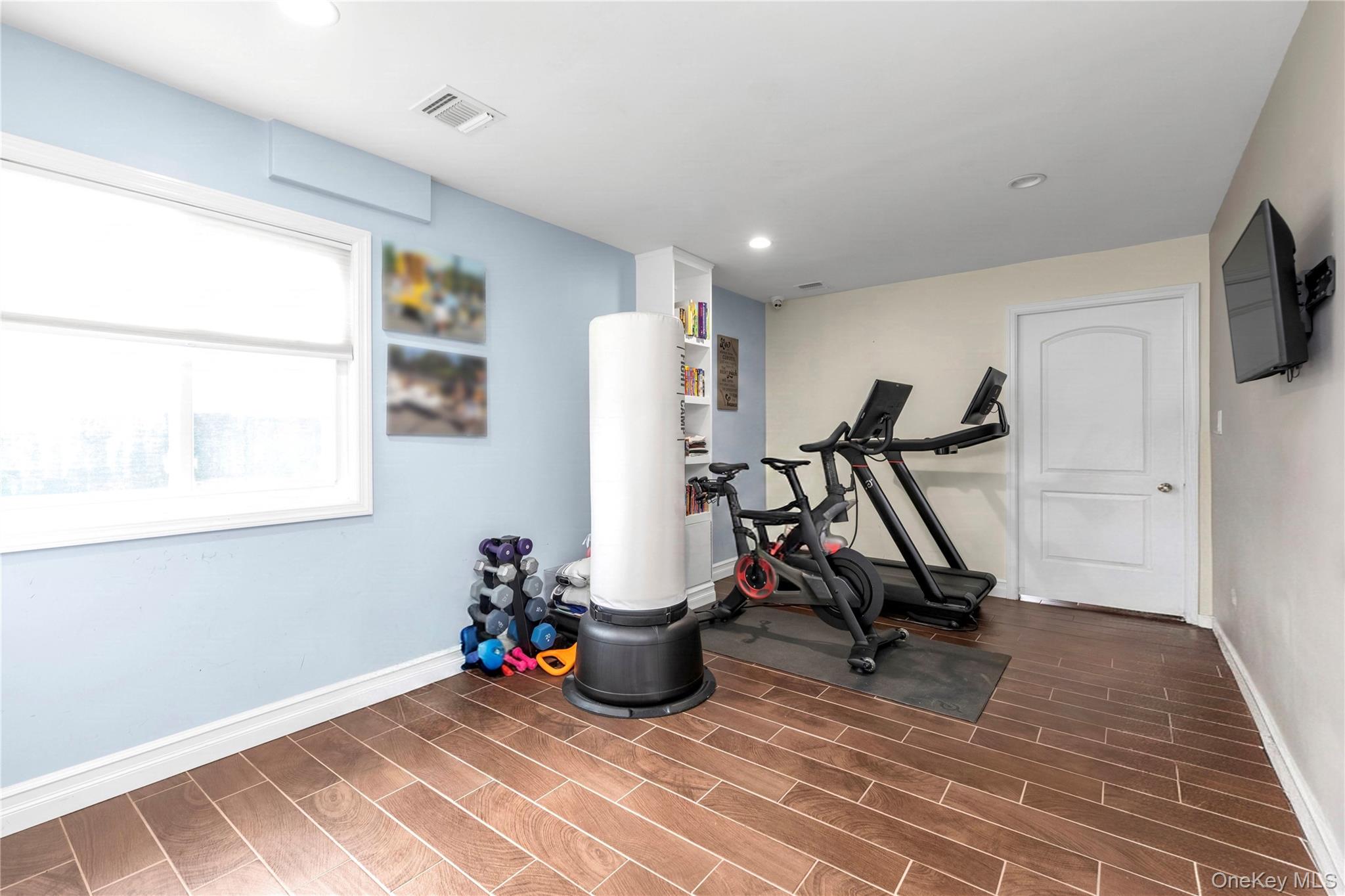 647 Jarvis Avenue Property Photo 19