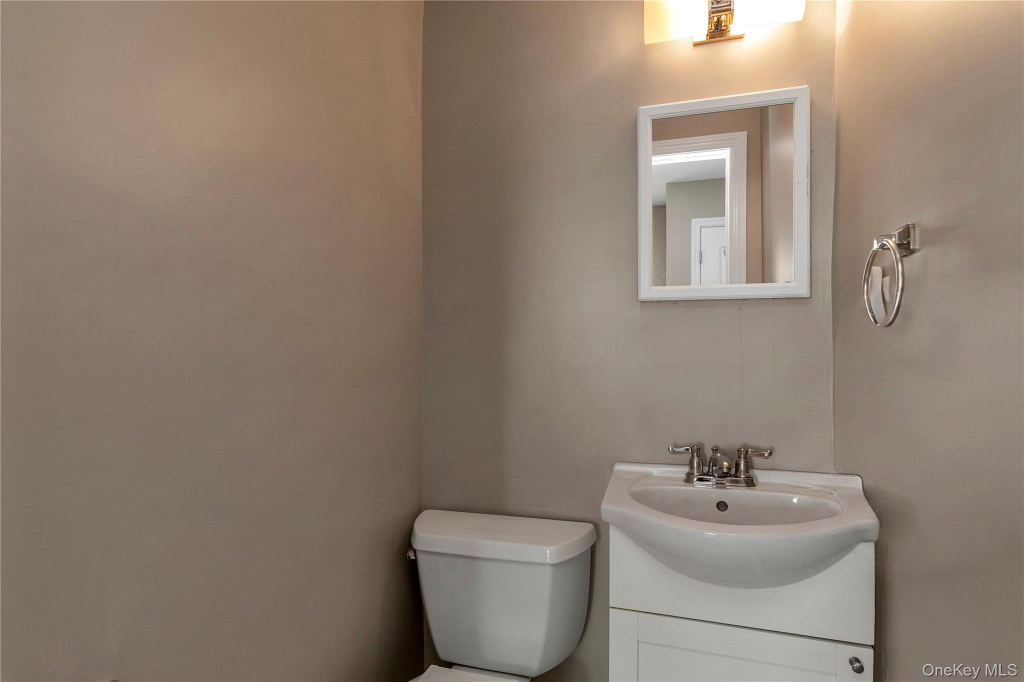 647 Jarvis Avenue Property Photo 20