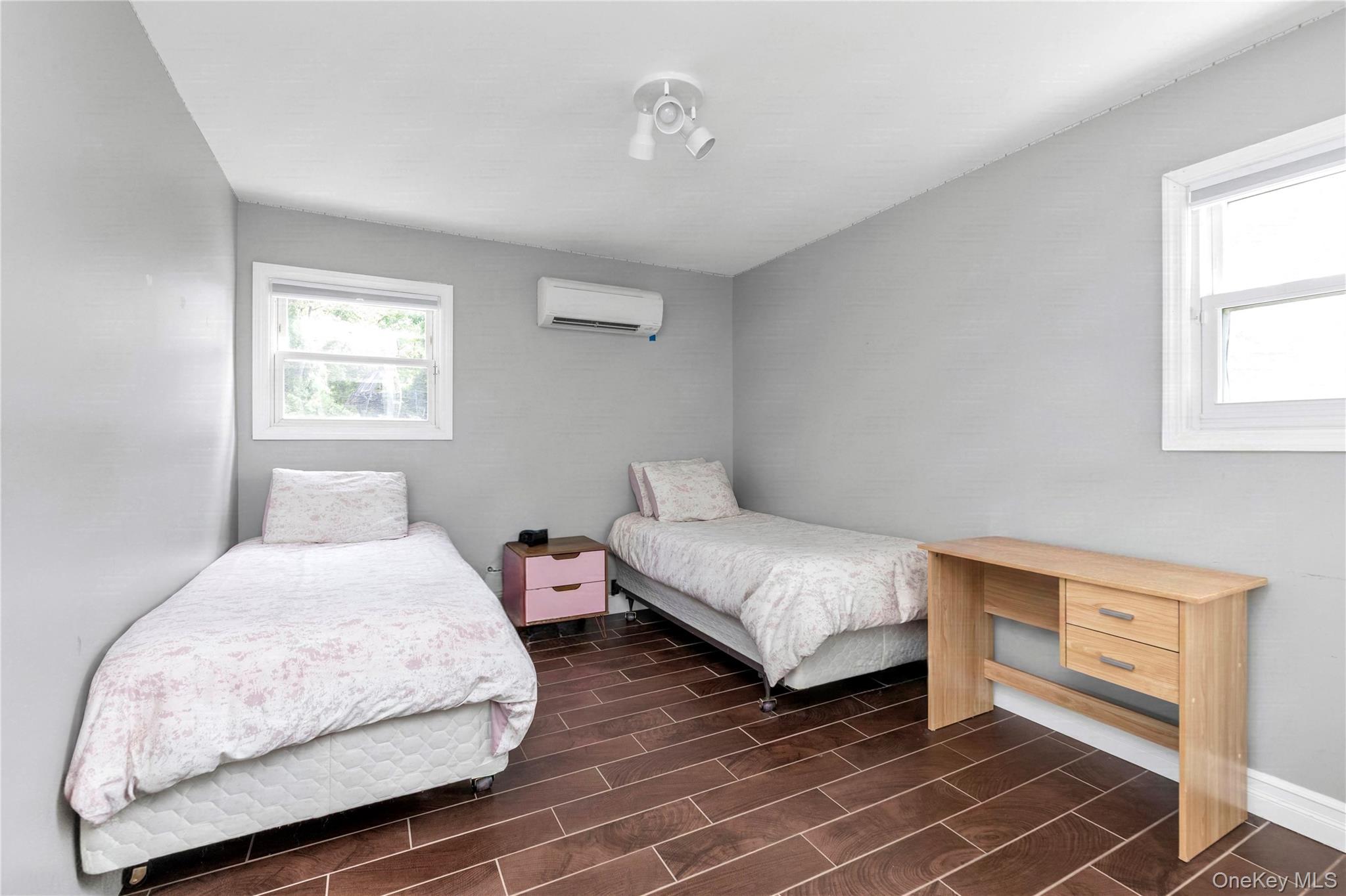 647 Jarvis Avenue Property Photo 24
