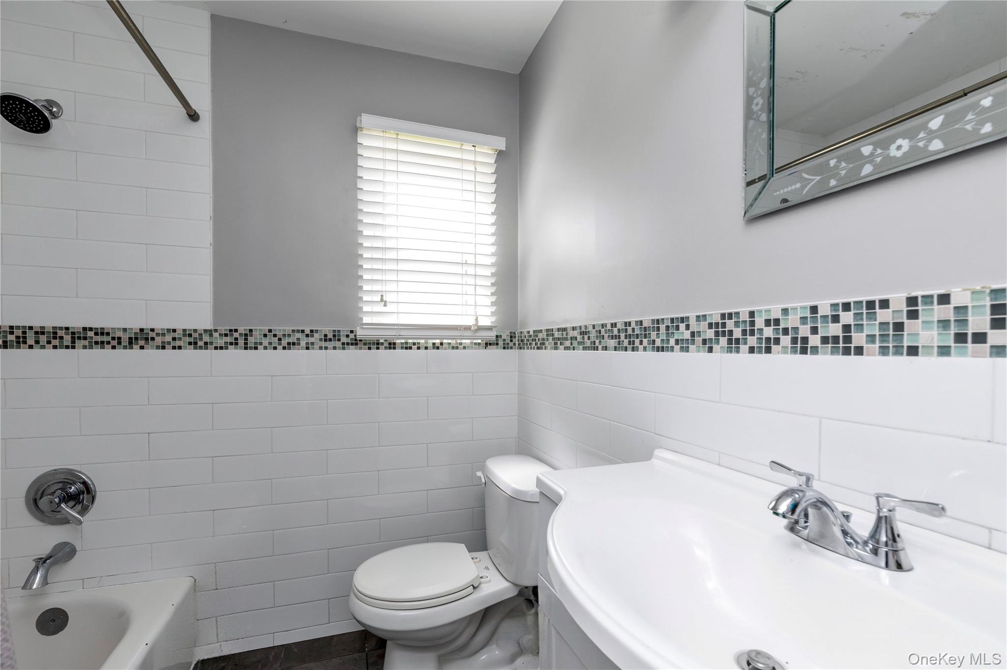 647 Jarvis Avenue Property Photo 25