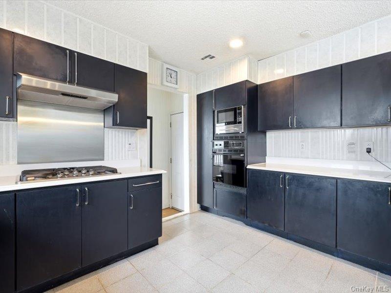 211 Whitewood Drive Property Photo 16