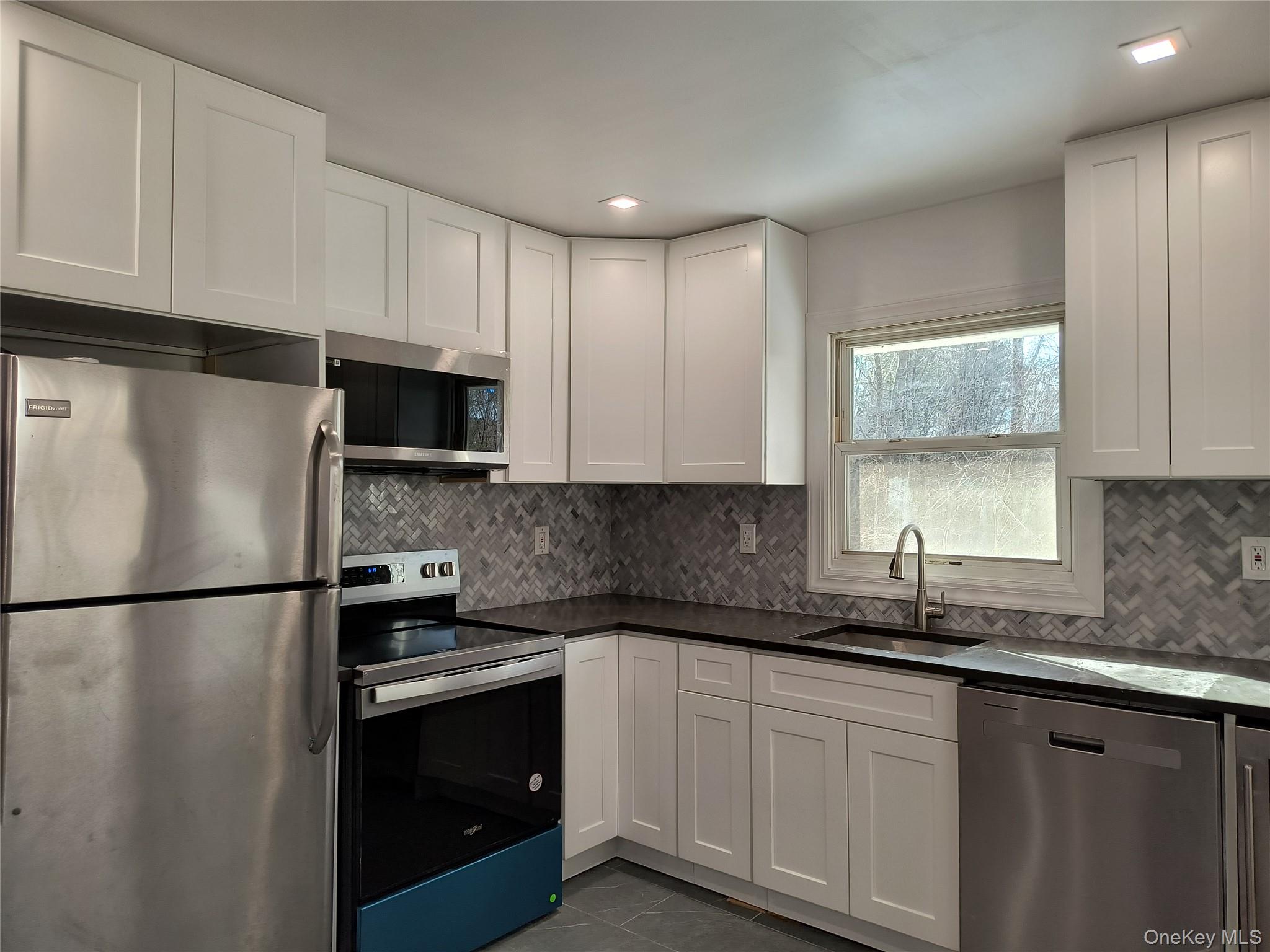 28 Pine Tree Lane Property Photo 3