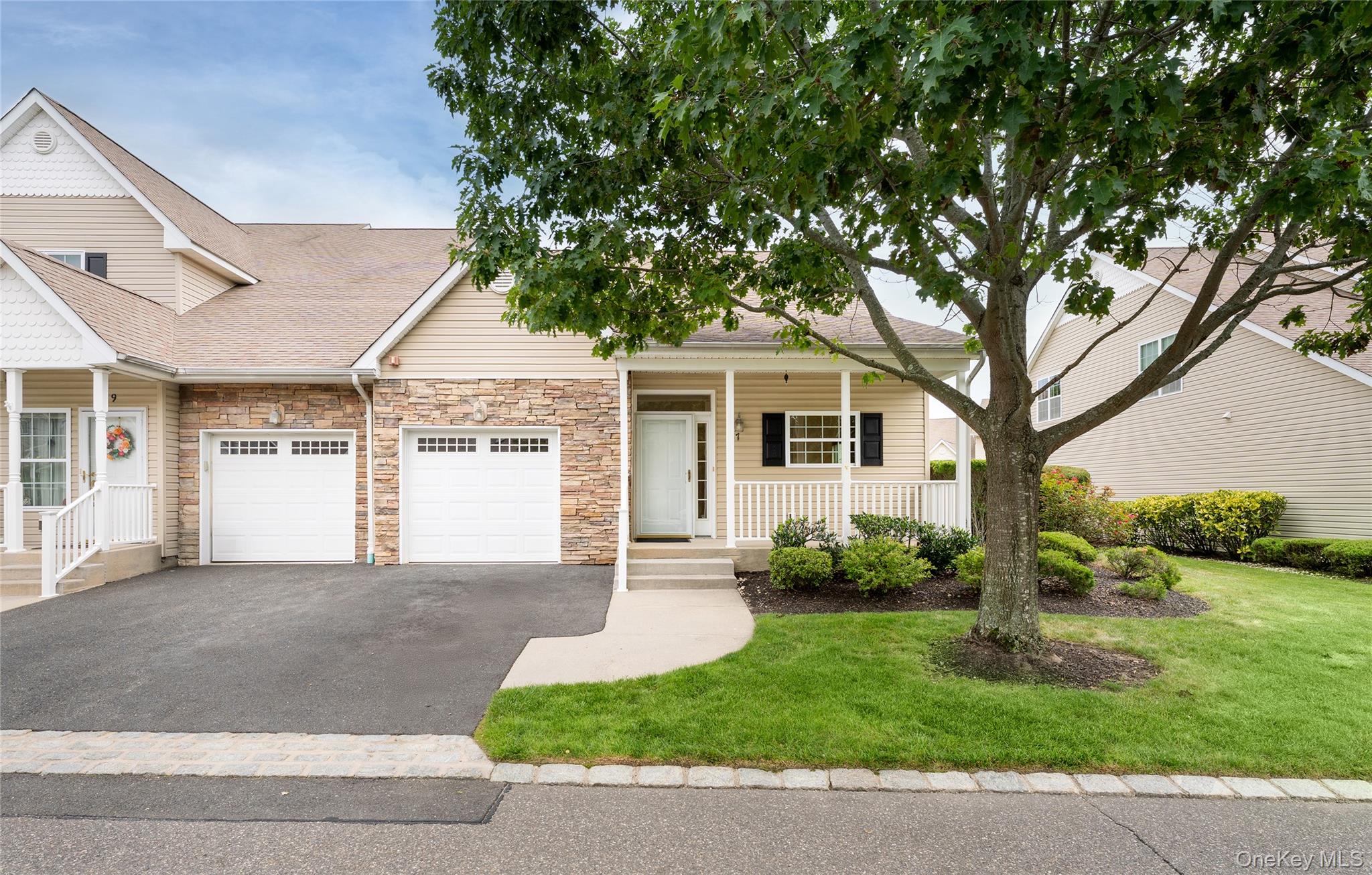 7 Pond Circle Property Photo 2