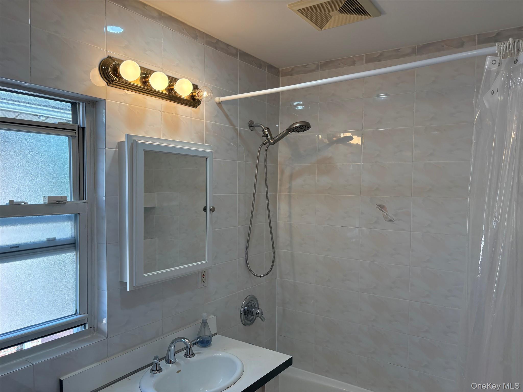 5115 Bowne Street Property Photo 4