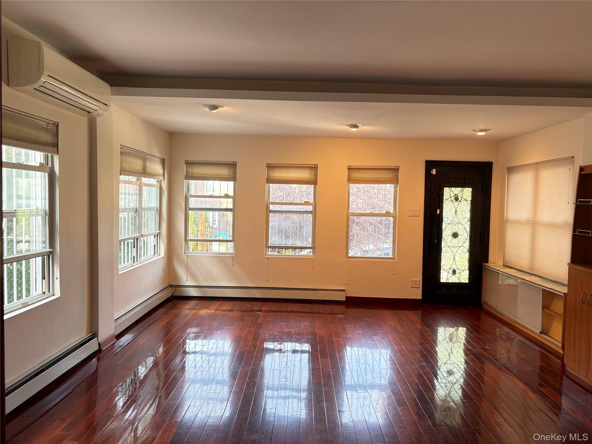 5115 Bowne Street Property Photo 5