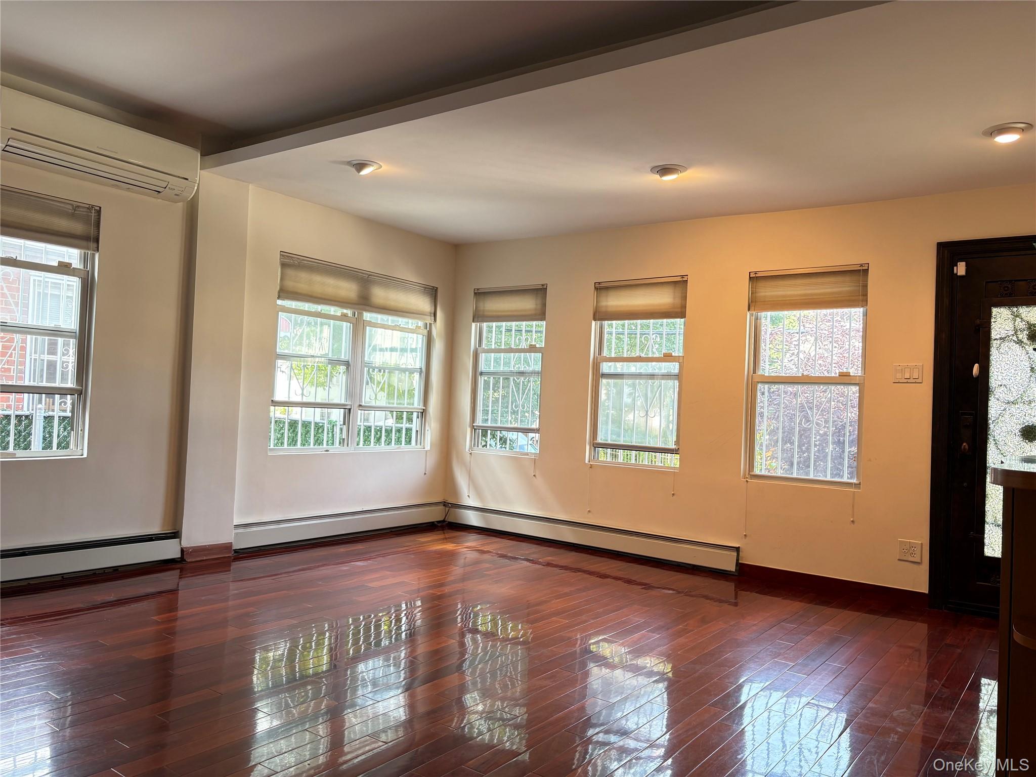 5115 Bowne Street Property Photo 6