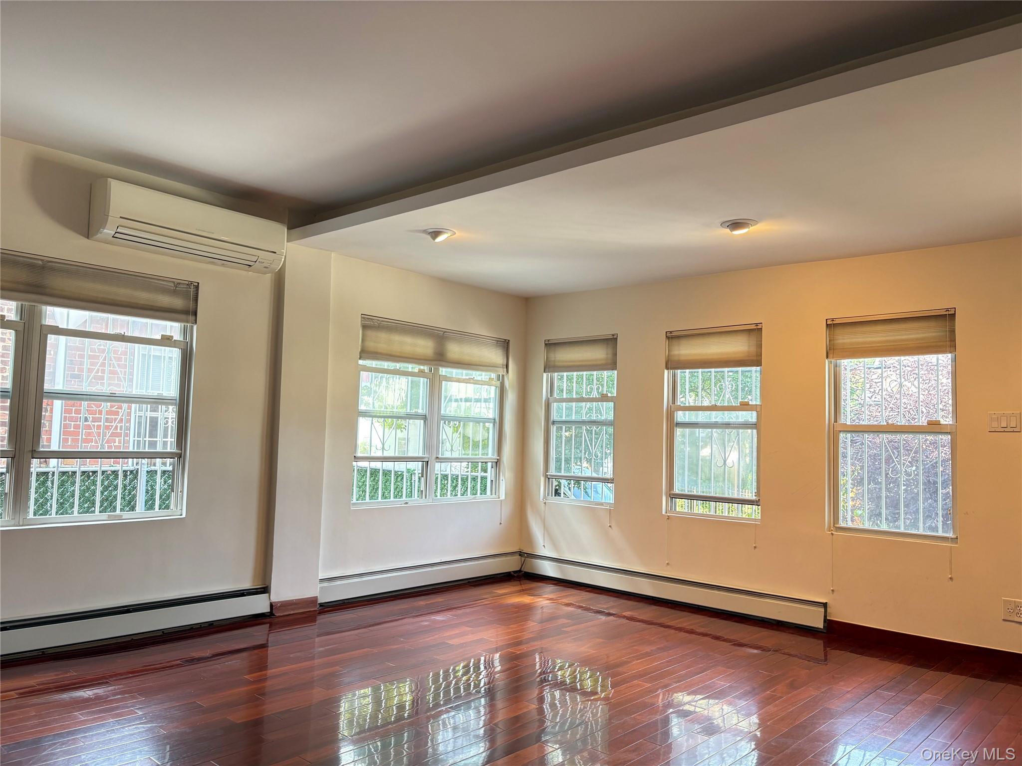 5115 Bowne Street Property Photo 7