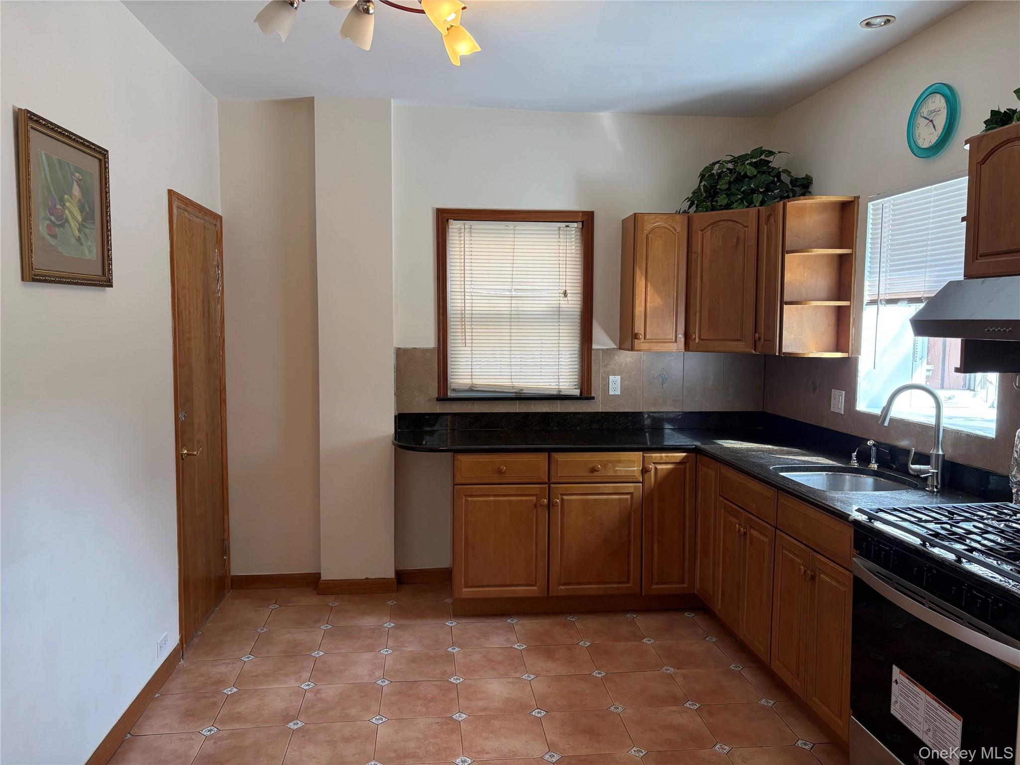 5115 Bowne Street Property Photo 12