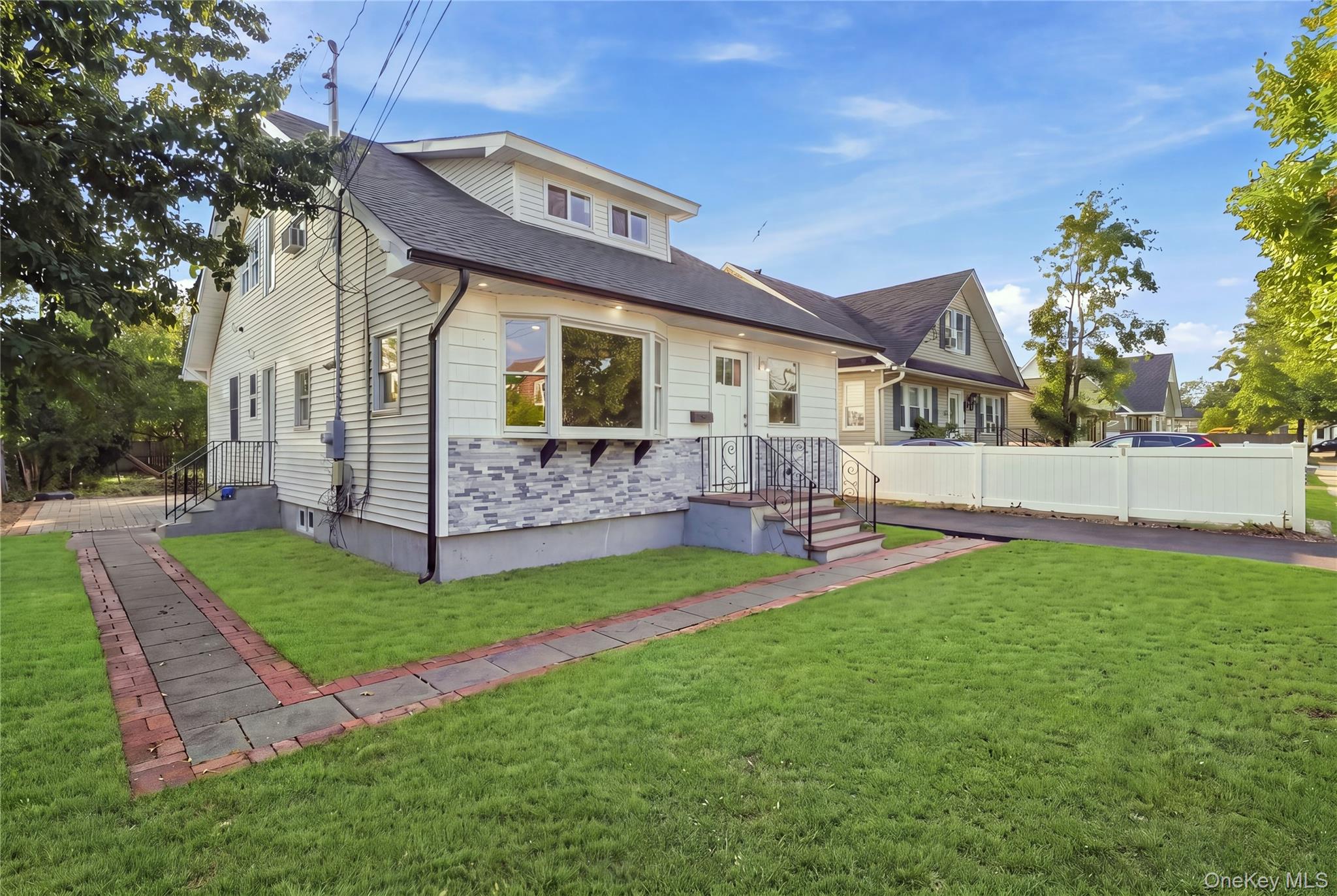 16 West Drive Property Photo 2