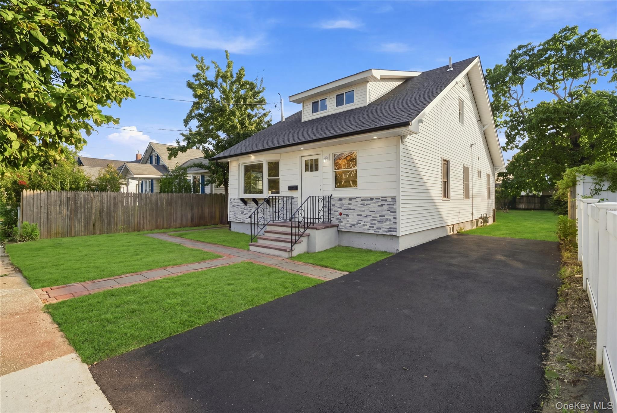 16 West Drive Property Photo 3