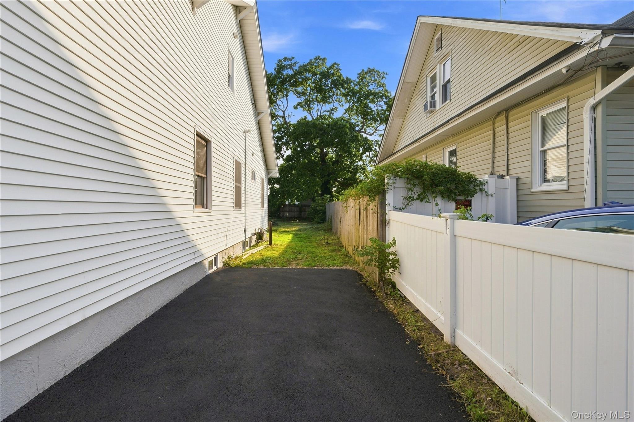 16 West Drive Property Photo 4