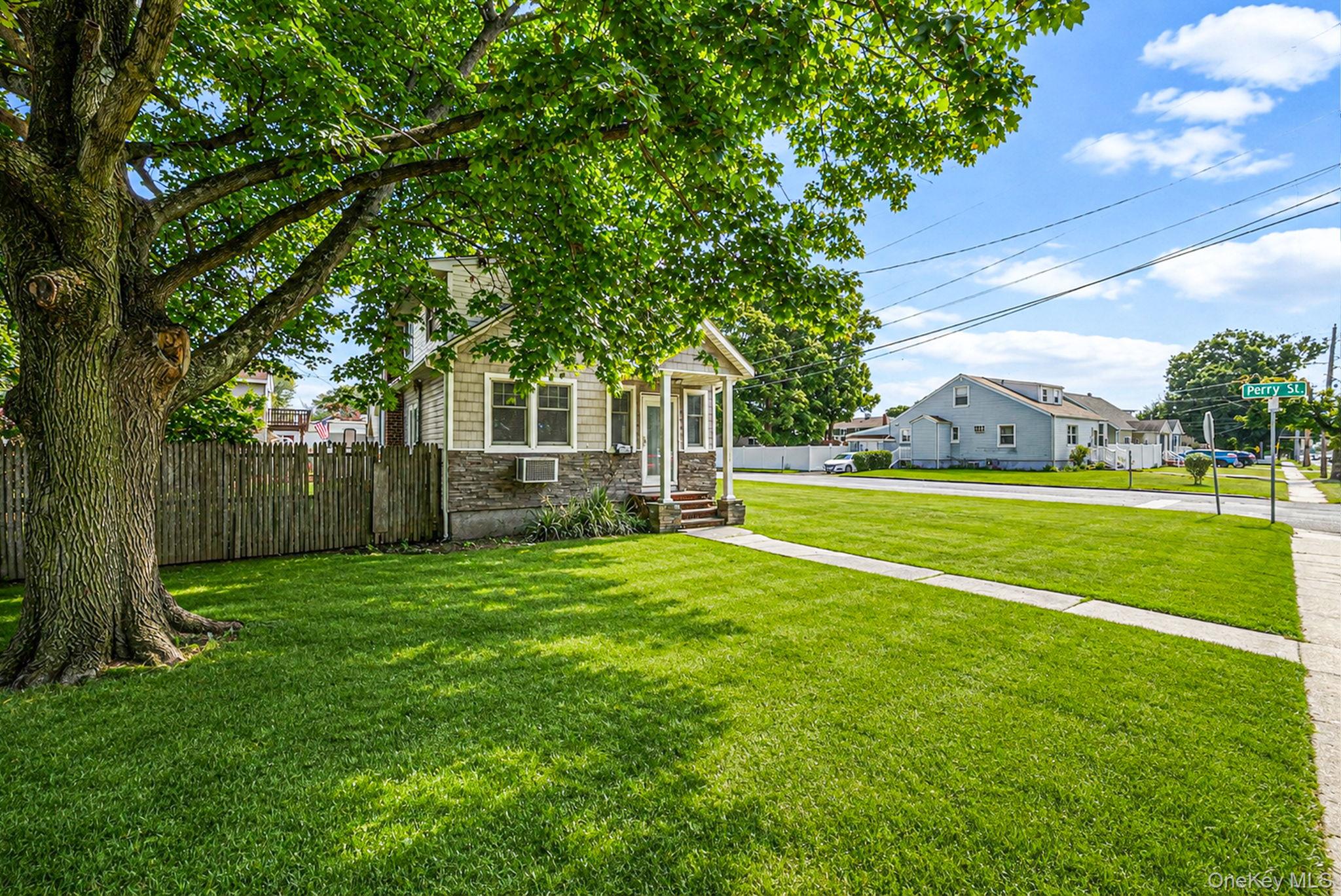 568 N Wellwood Avenue Property Photo 3
