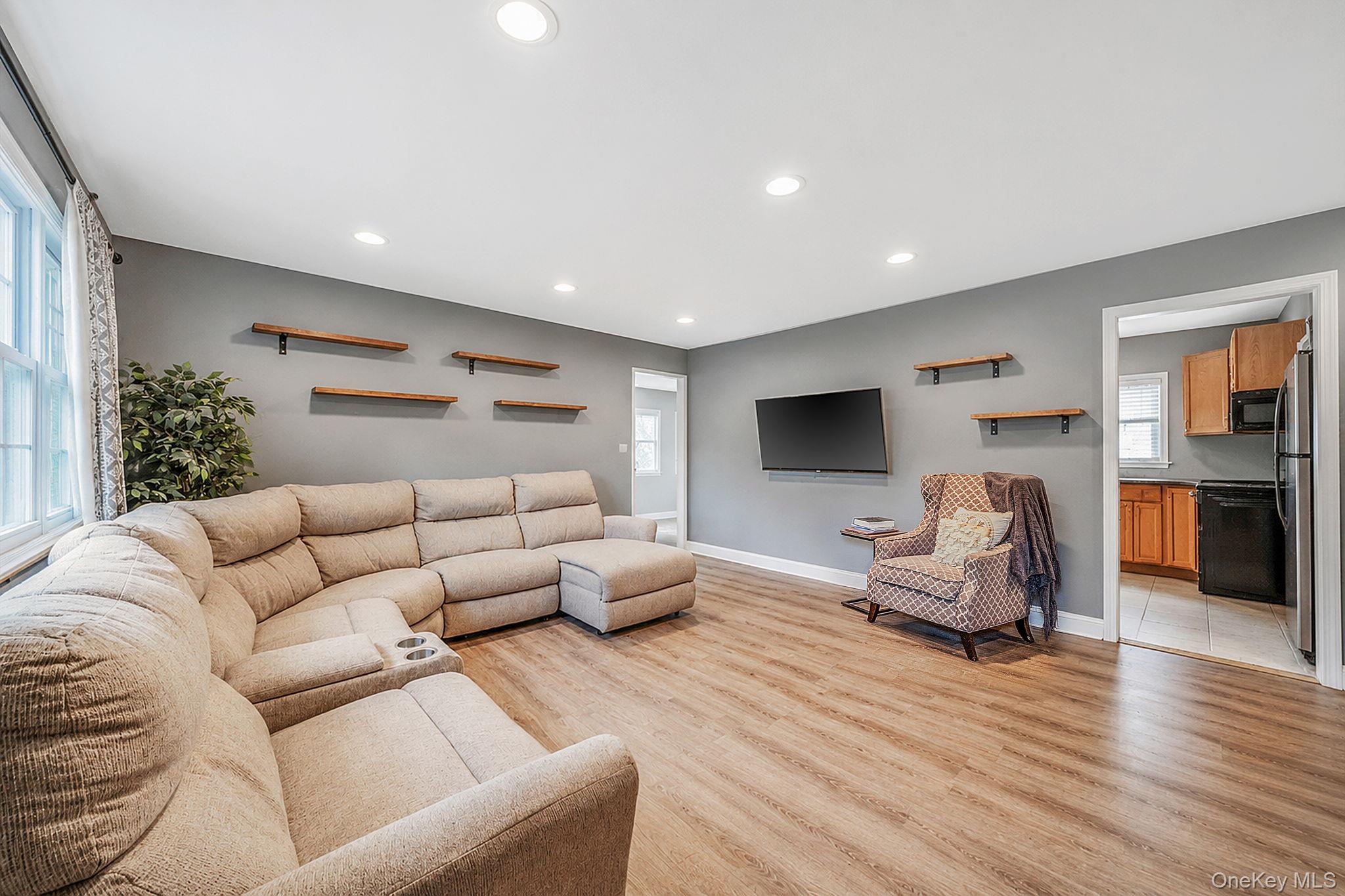 86 Creighton Avenue Property Photo 6