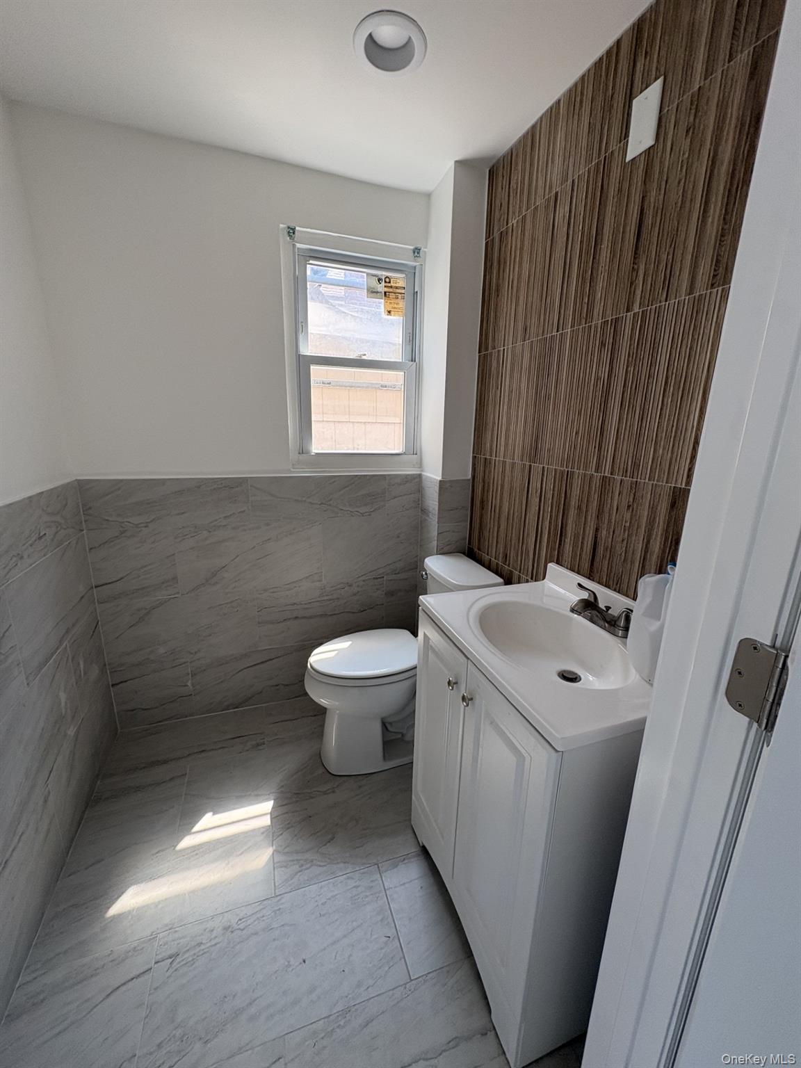 764 Middle Country Road Property Photo 4