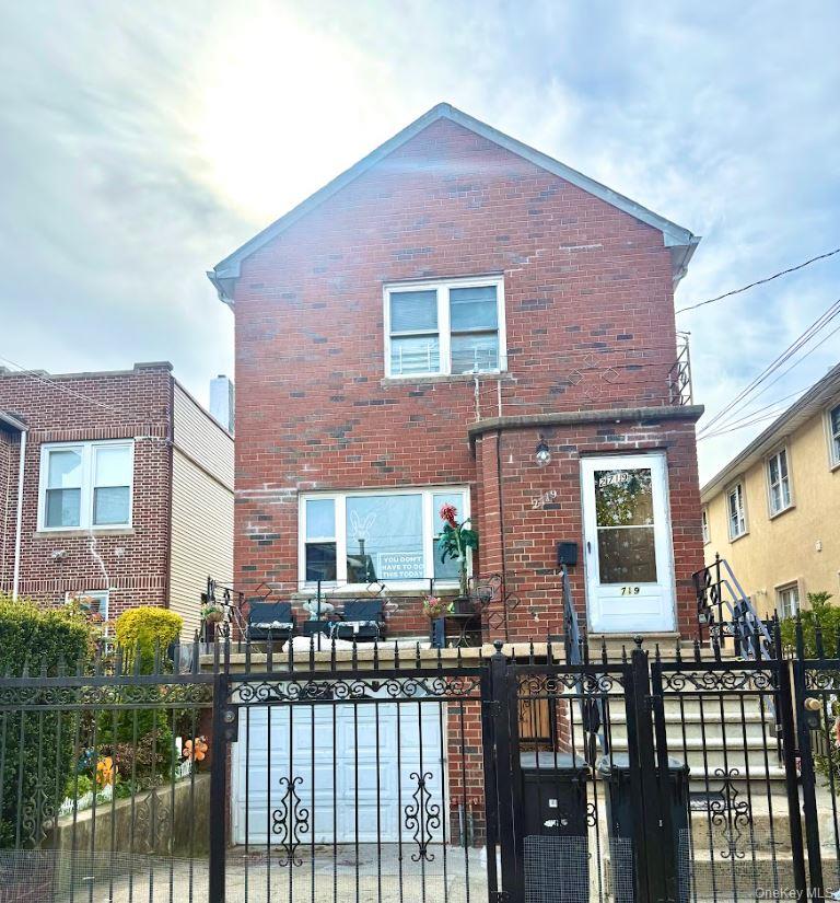 2719 Hering Avenue Property Photo 1