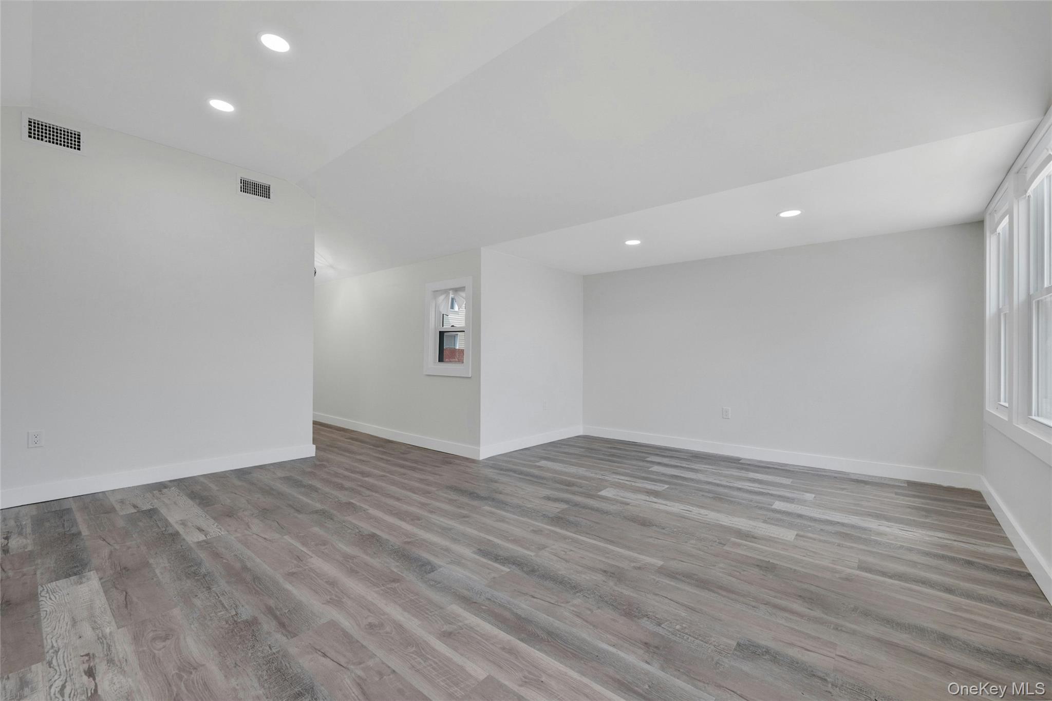 1040916 Property Photo 4