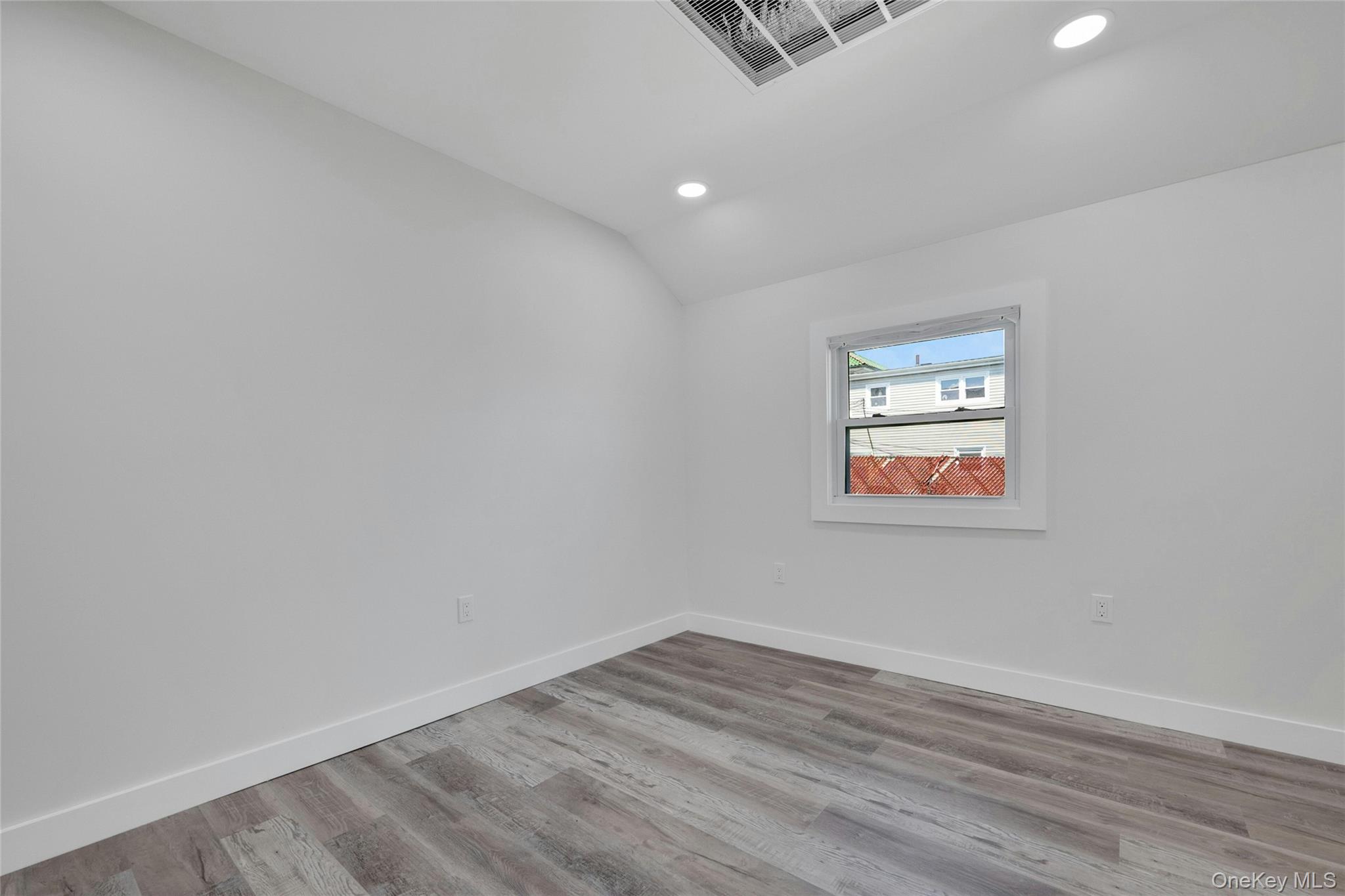 1040916 Property Photo 16