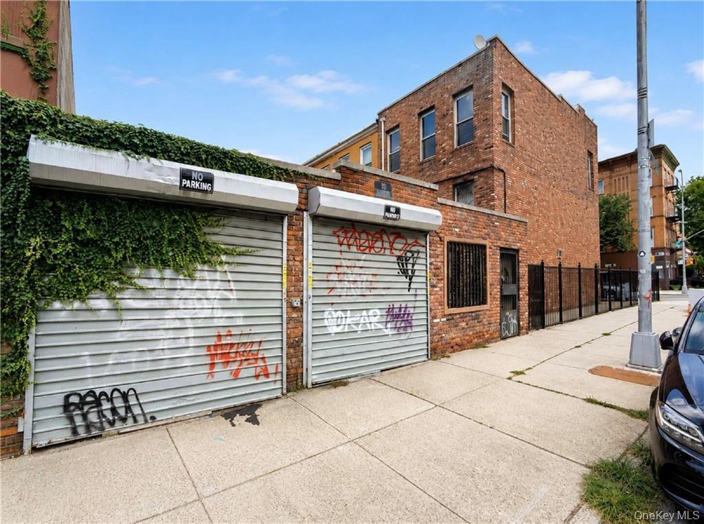 104 Albany Avenue Property Photo 3