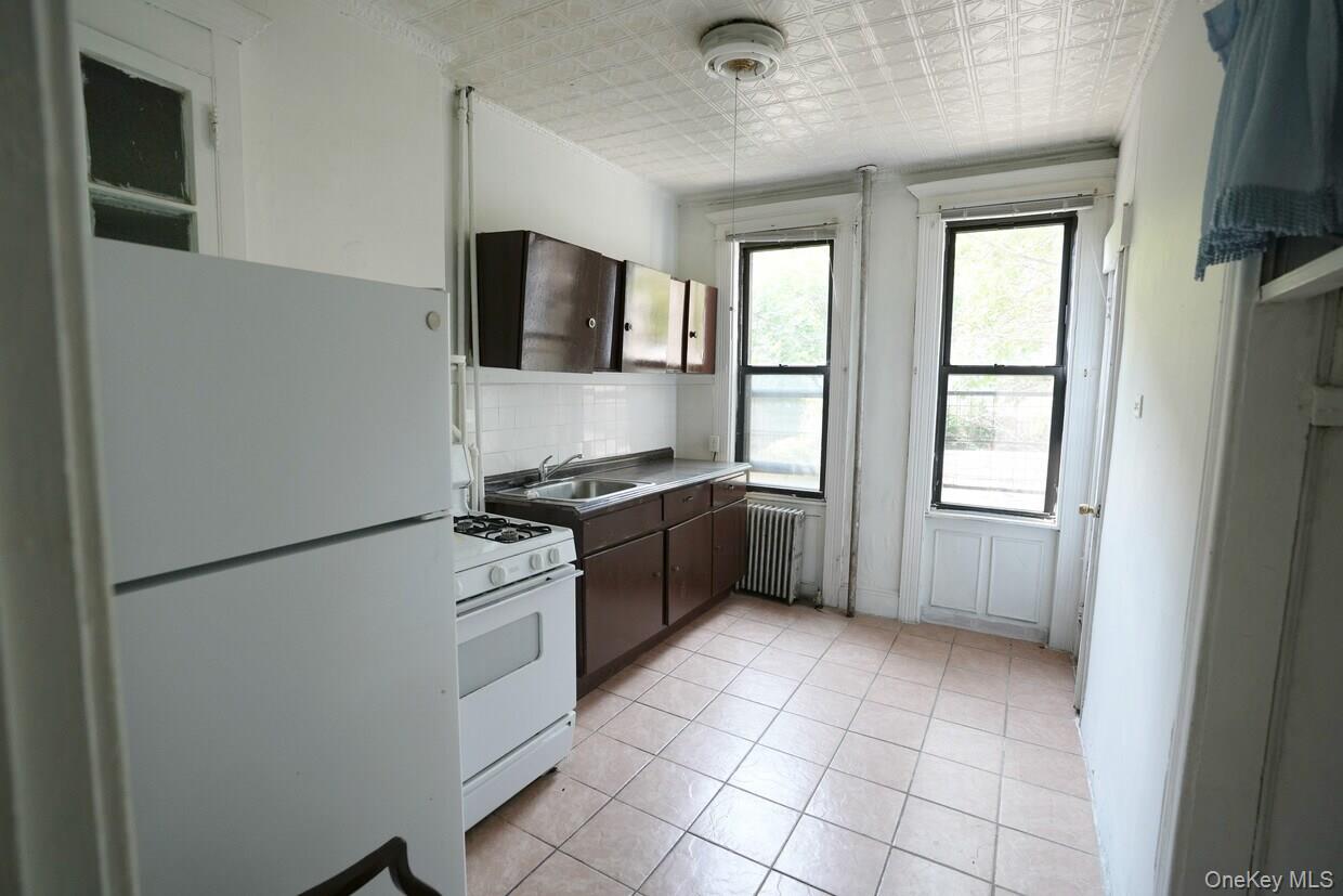 1881 Putnam Avenue Property Photo 2