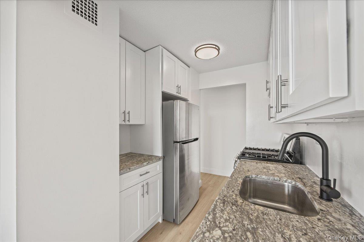 2550 Olinville Avenue 14e Property Photo 5