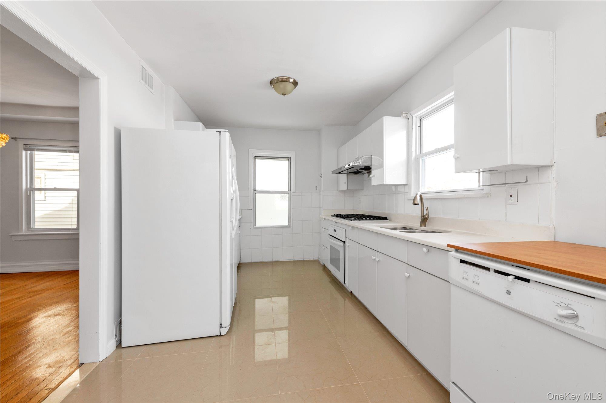 70-15 Manse Street Property Photo 7
