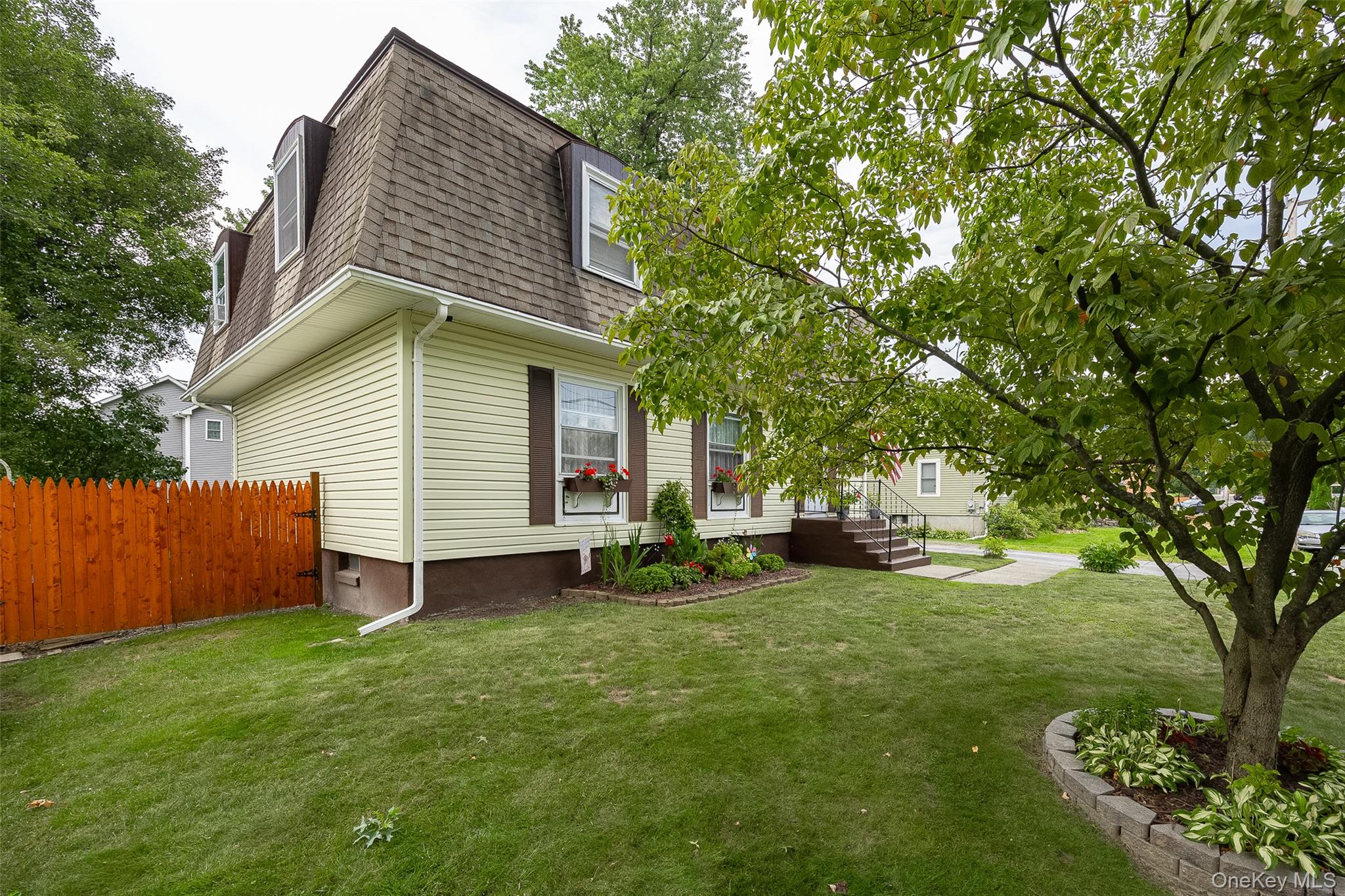 91 Maple Street Property Photo 3