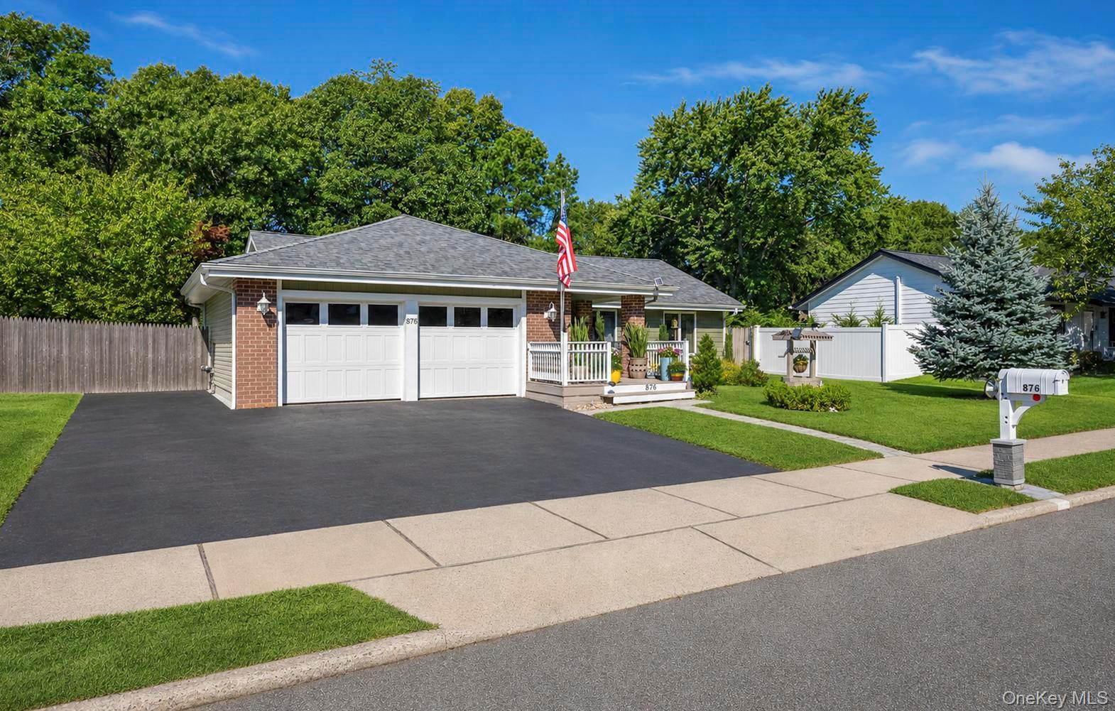 876 Greenbelt Parkway Property Photo 2