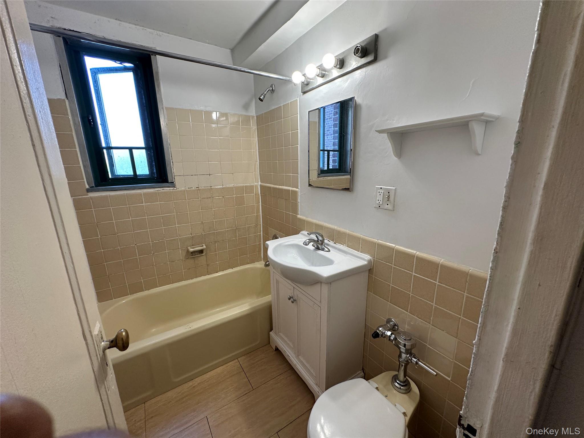 1579 Metropolitan Avenue 6h Property Photo 1