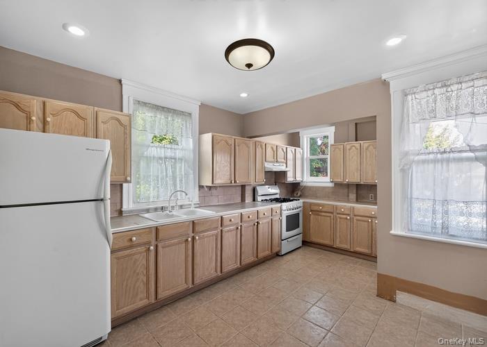 1125 Victory Boulevard Property Photo 7