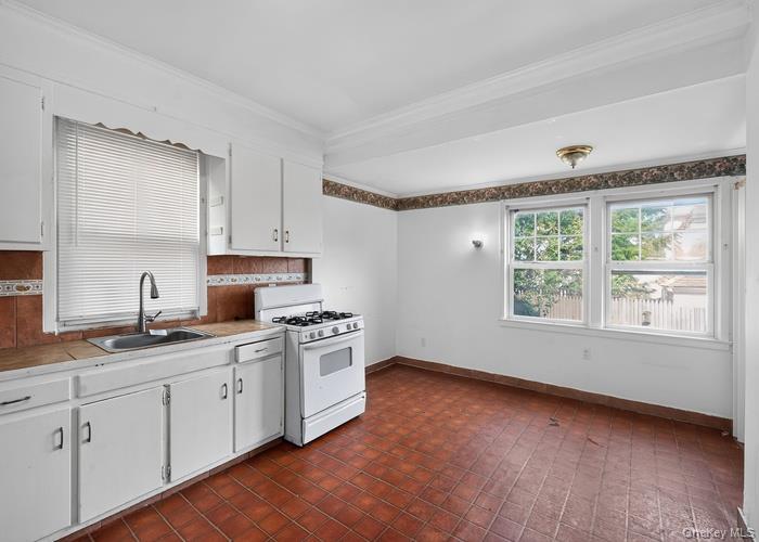 1125 Victory Boulevard Property Photo 8