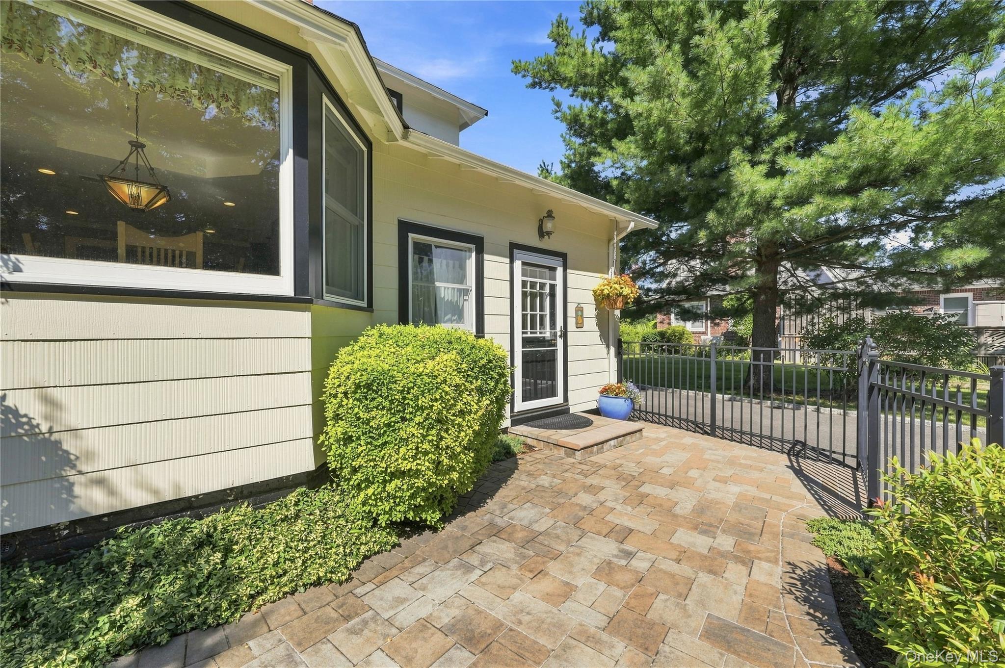 556 N Windsor Avenue Property Photo 44