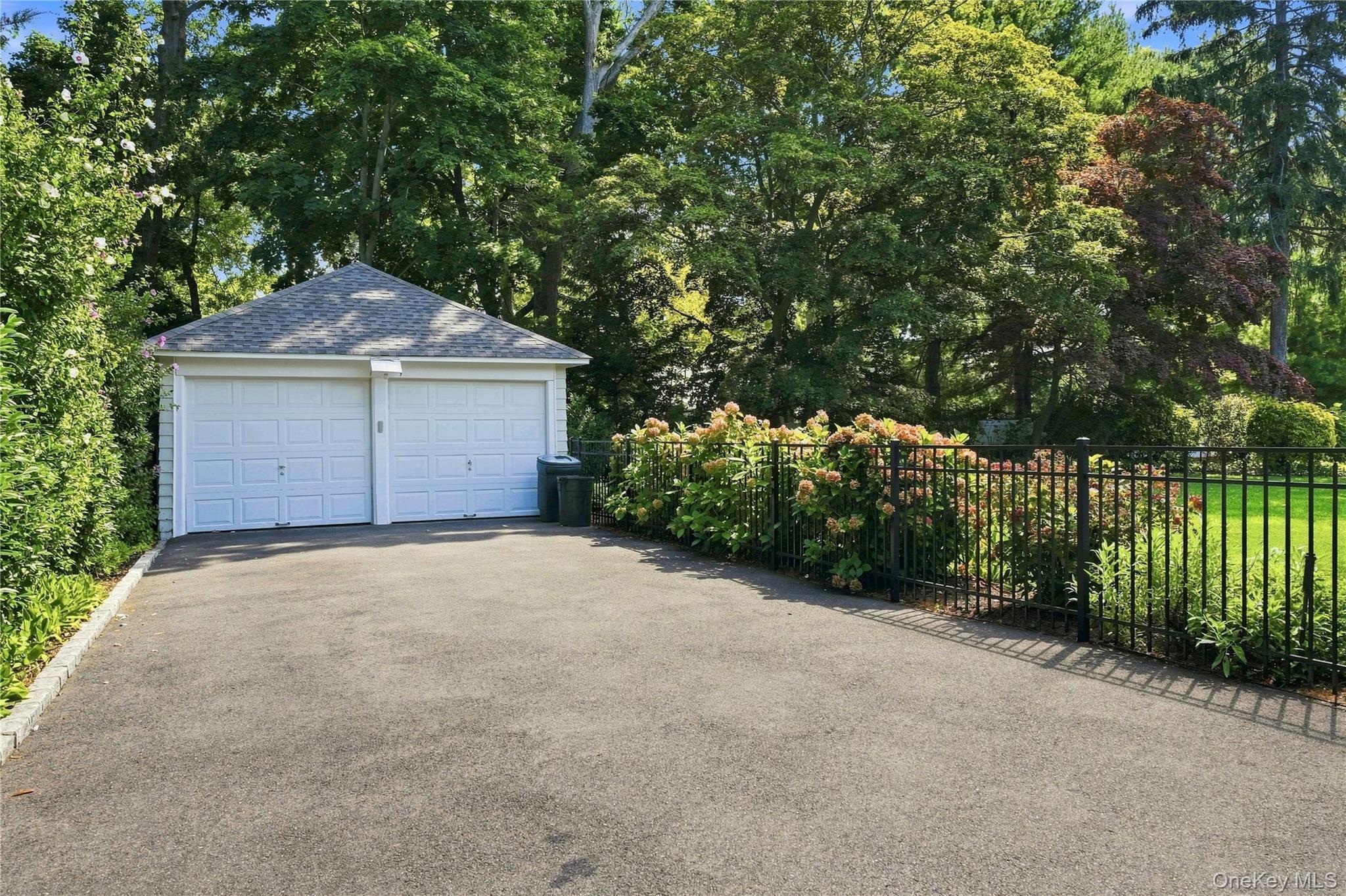 556 N Windsor Avenue Property Photo 45