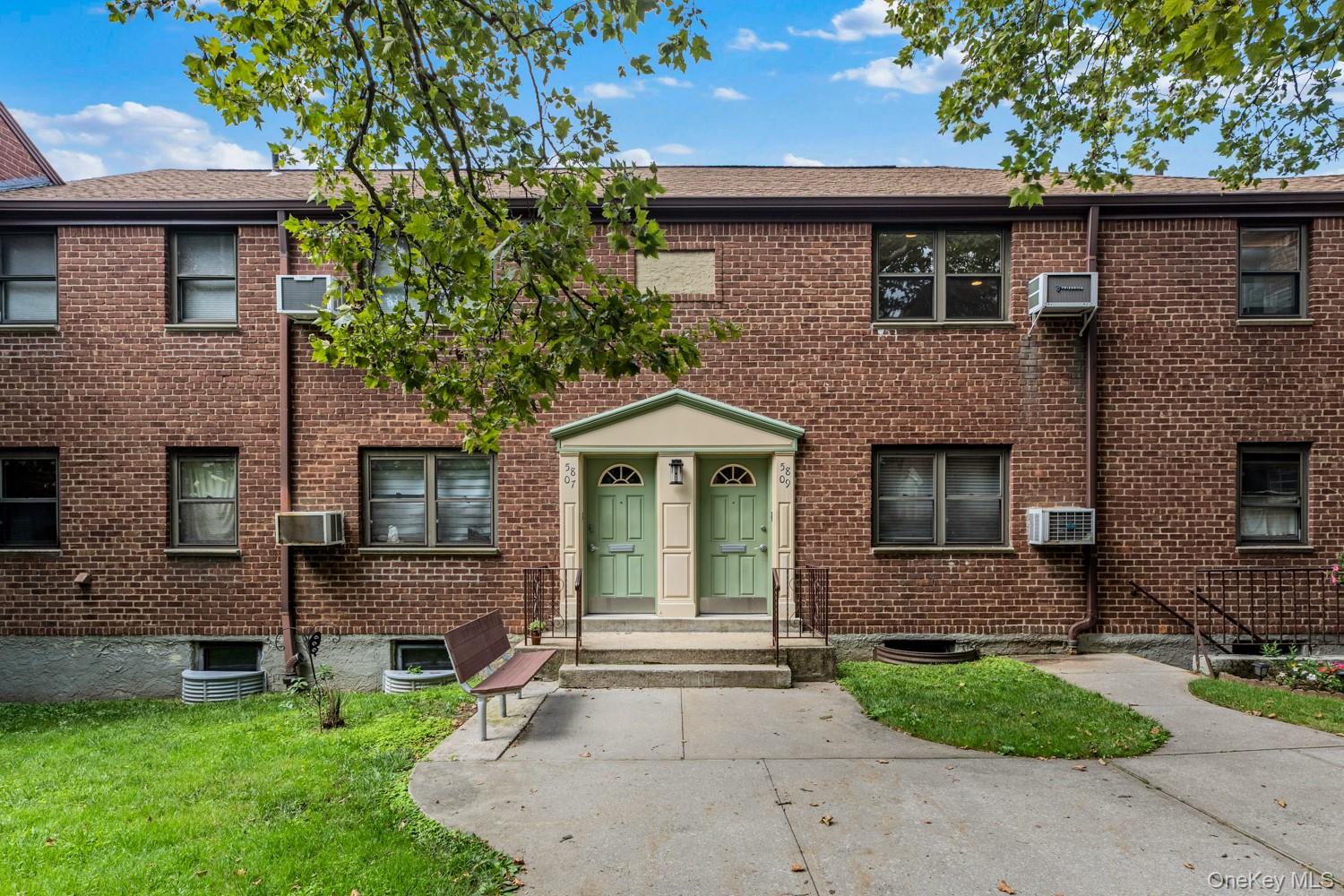 58 09 246th Crescent Upper Unit Property Photo 1