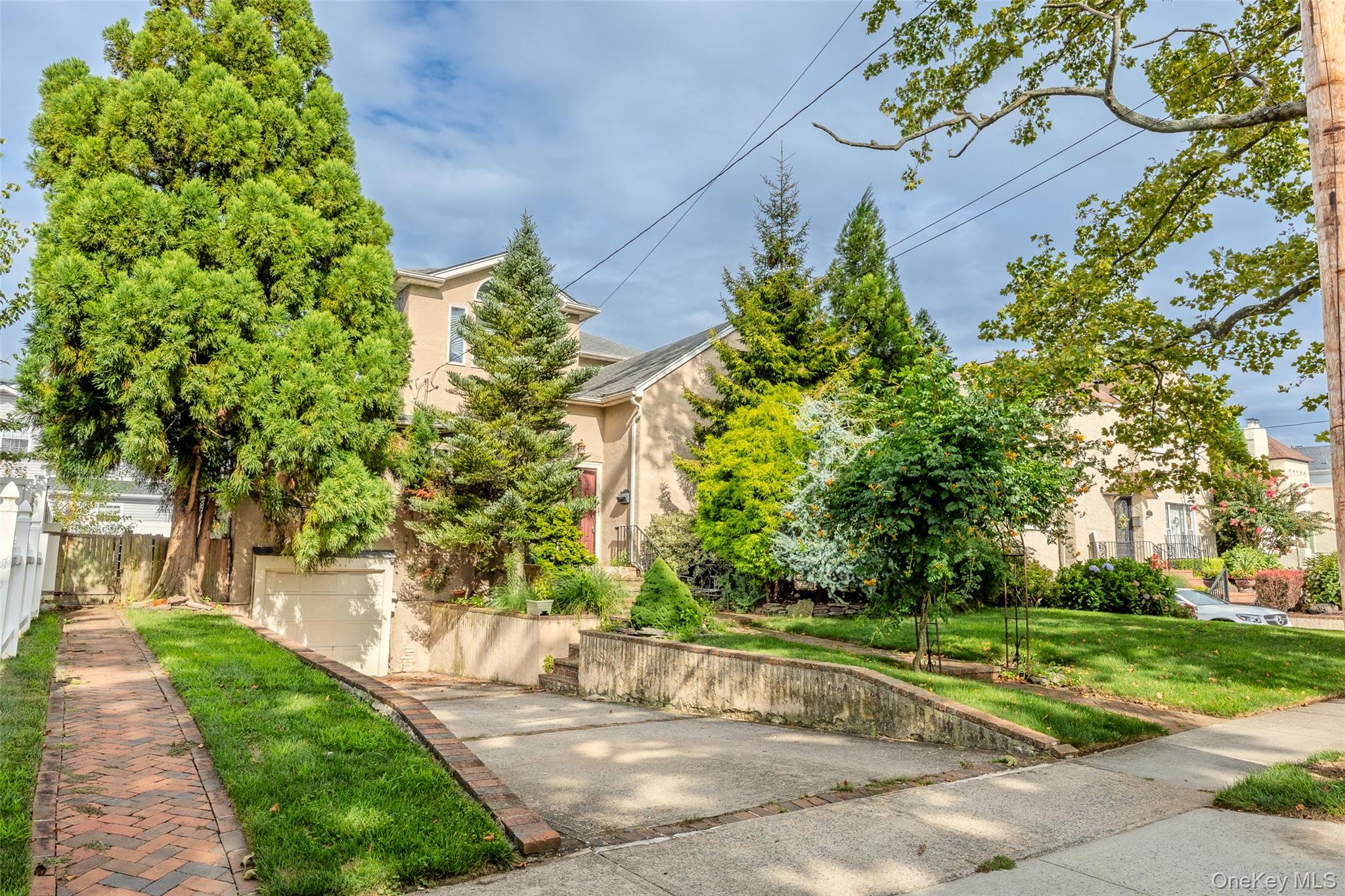 319 Frankel Boulevard Property Photo 1